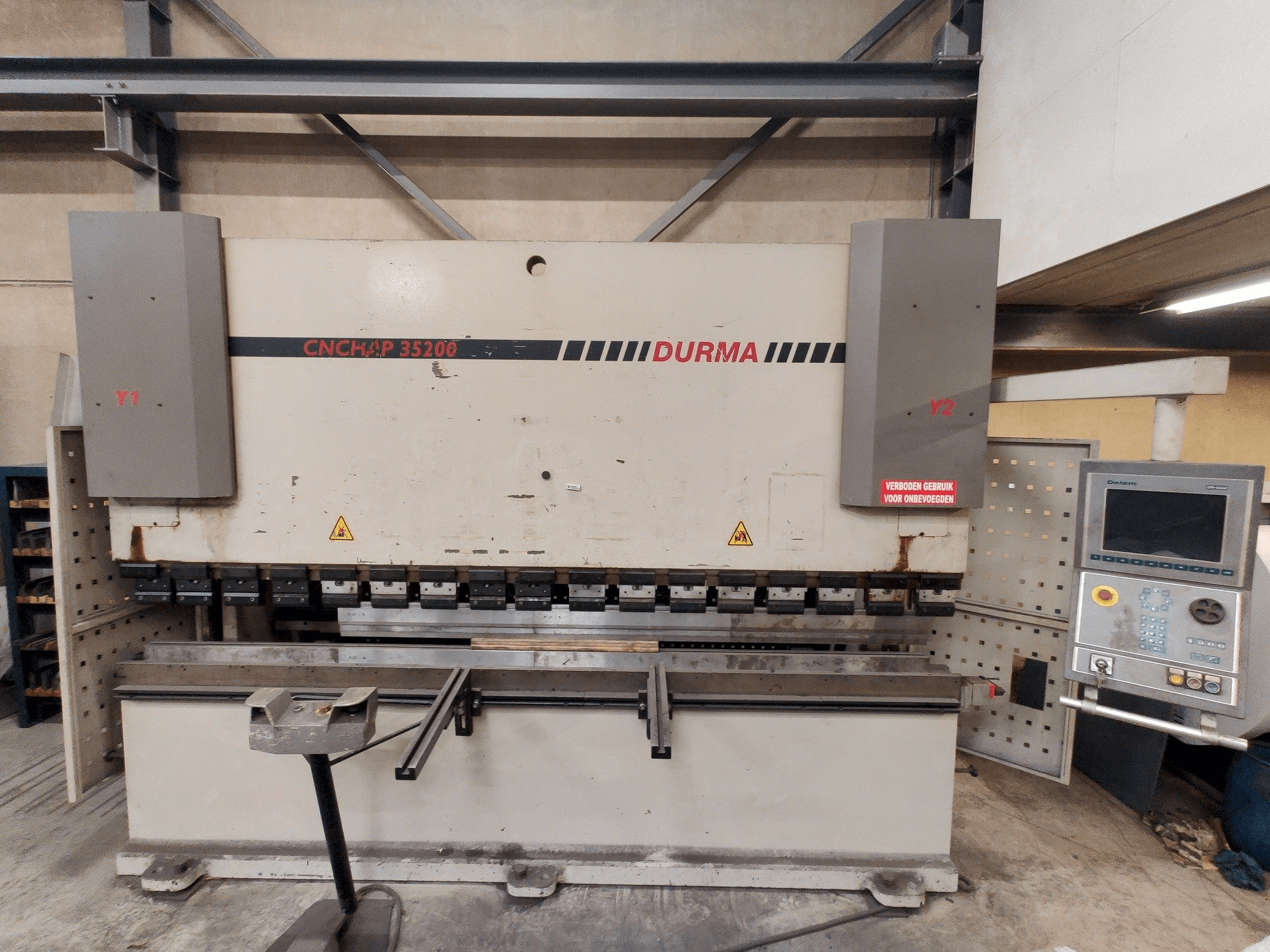 Vista frontal de la máquina Durma CNC HAP 35200