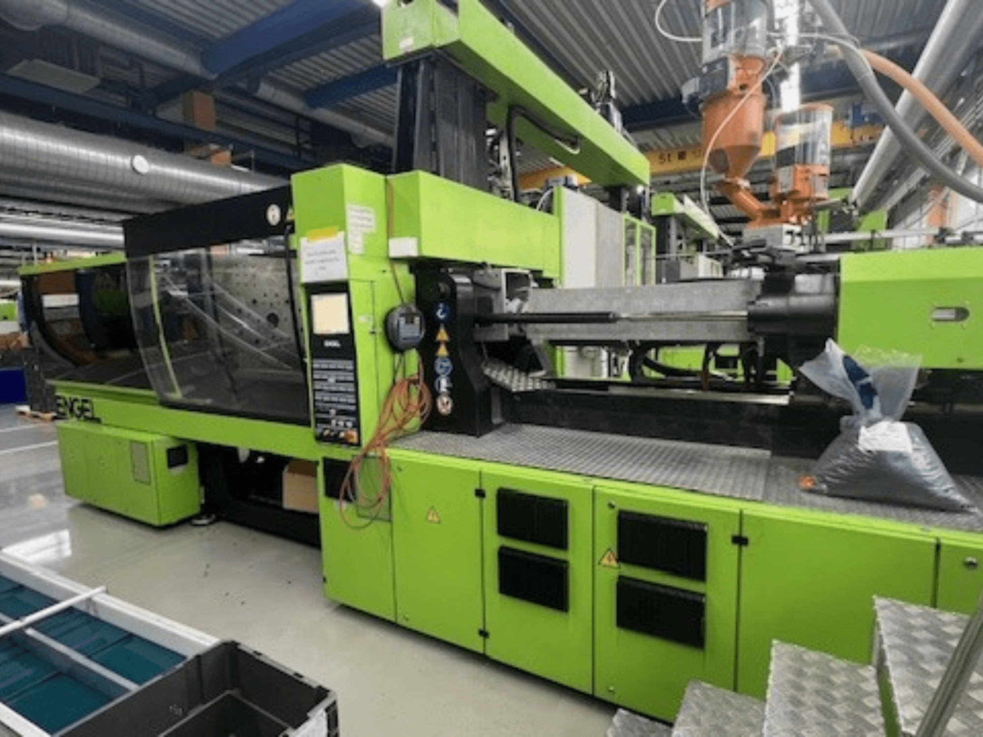 Máquina de moldeo por inyección hidráulica Engel Victory VC1800/300 P, exterior verde, vista frontal con panel de control y espacio de trabajo visibles.