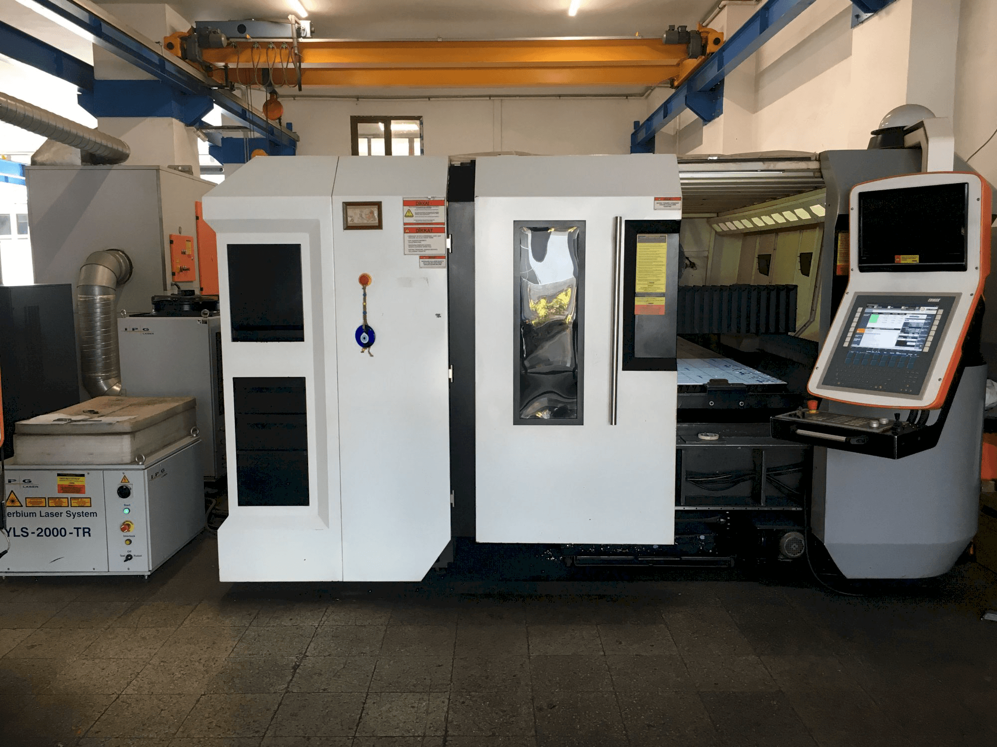 Vista frontal de la máquina ERMAKSAN FIBERMAK Momentum Gen-3