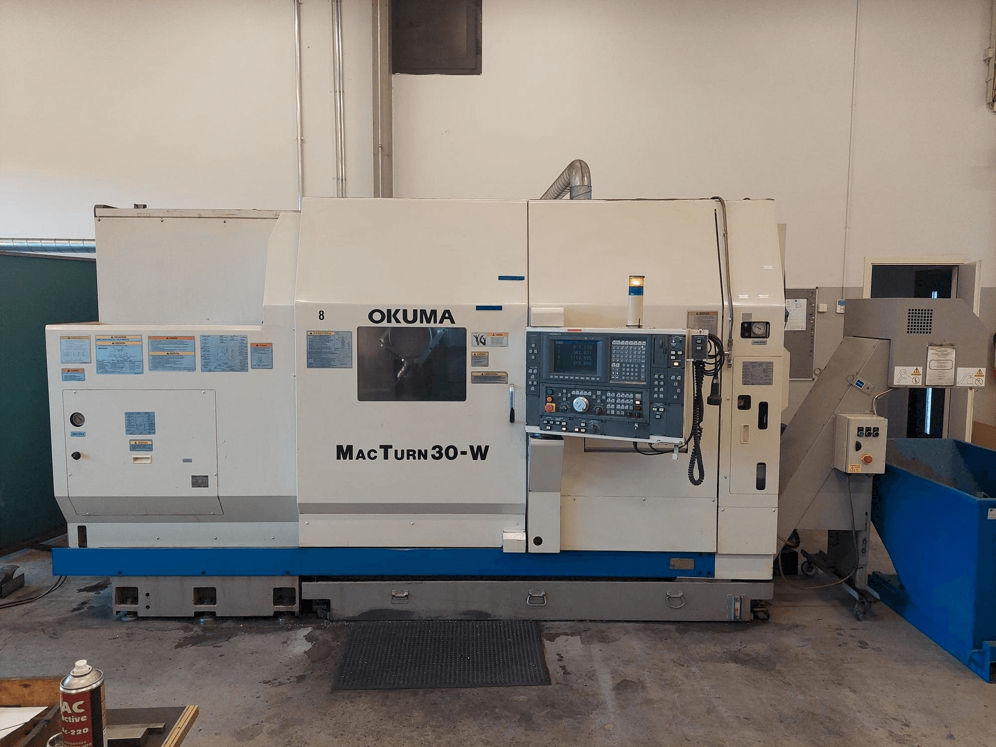 Vista frontal de la máquina Okuma Macturn 30