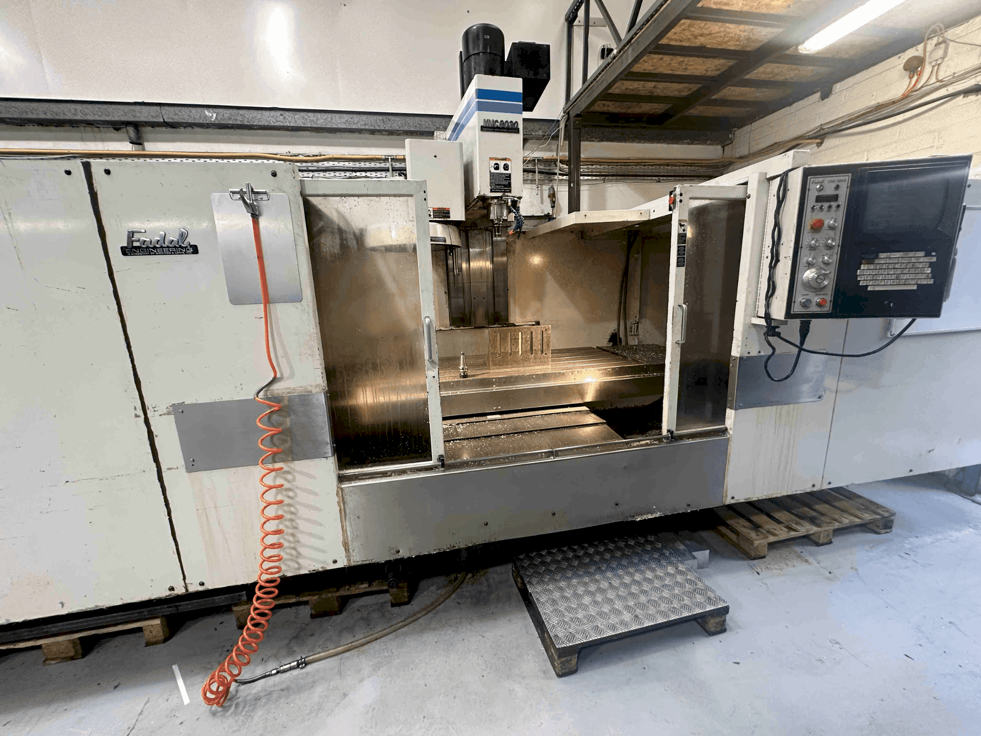 Vista frontal de la máquina FADAL VMC8030HT