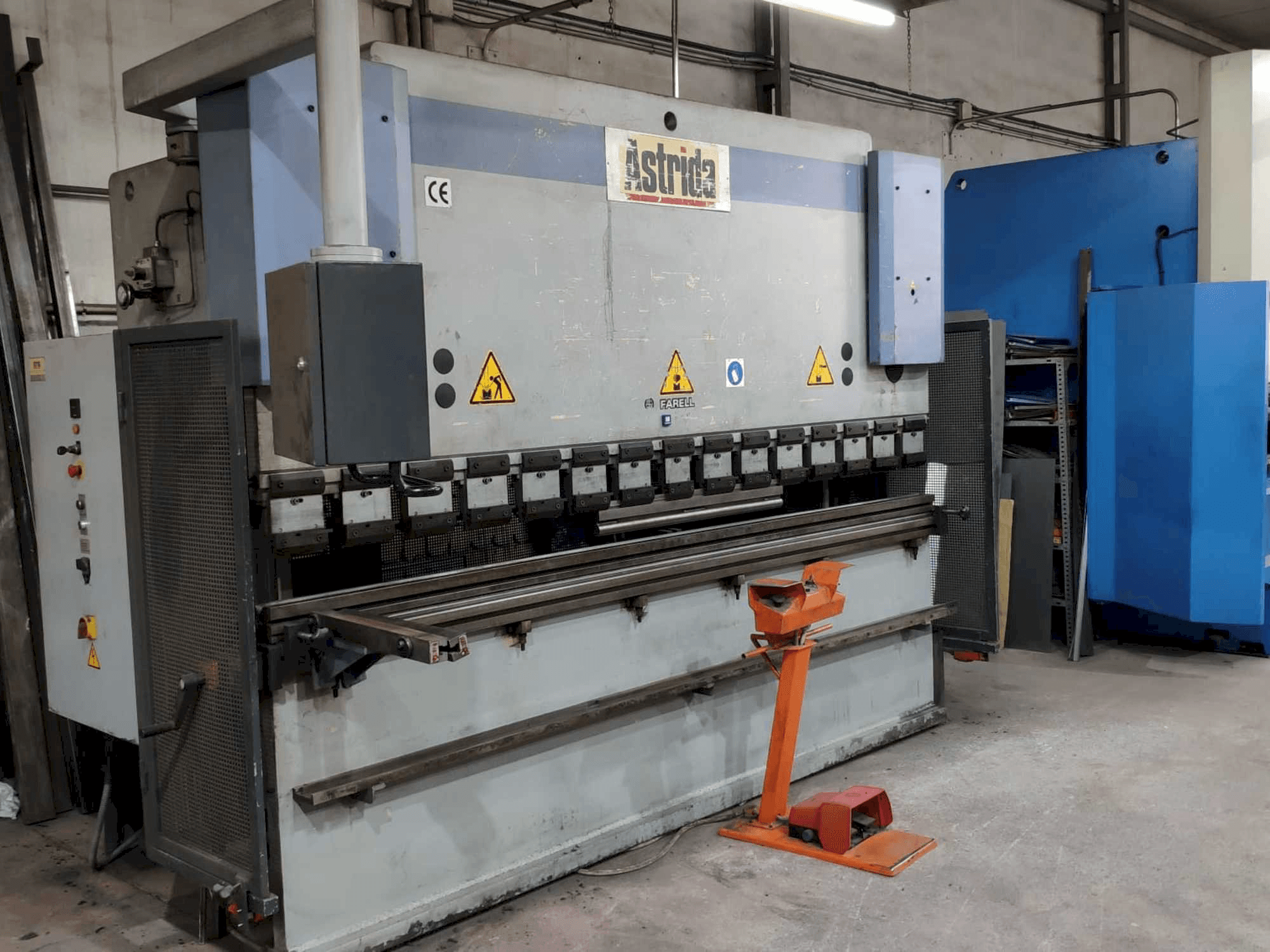 Vista frontal de la máquina Astrida APH 3106-120