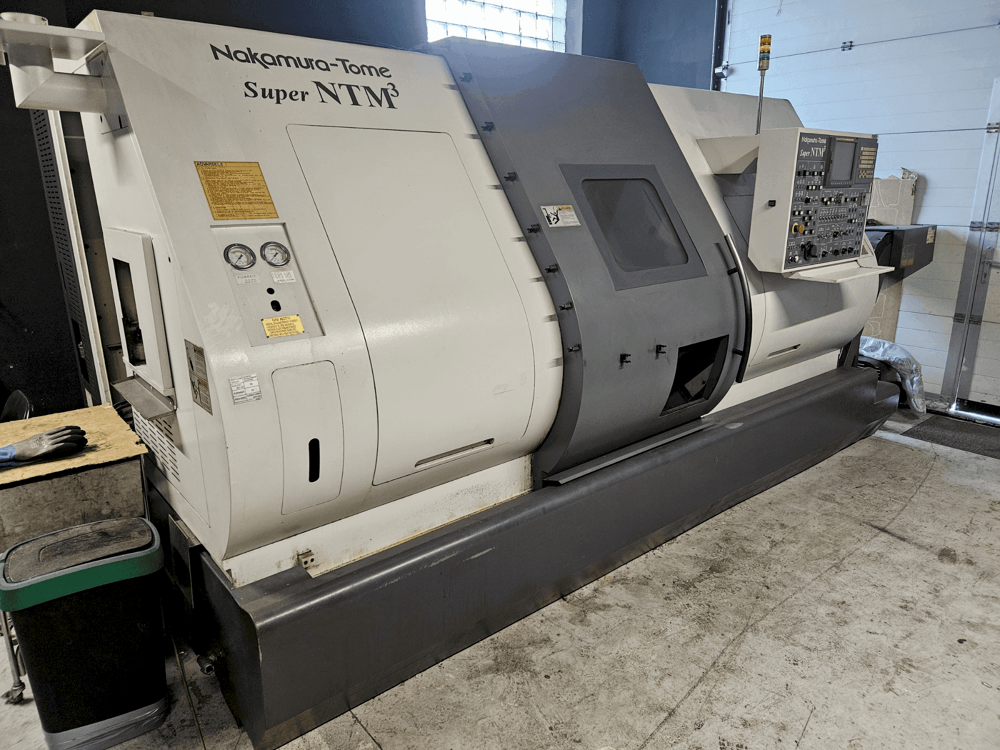 Vista frontal de la máquina NAKAMURA-TOME Super NTM3
