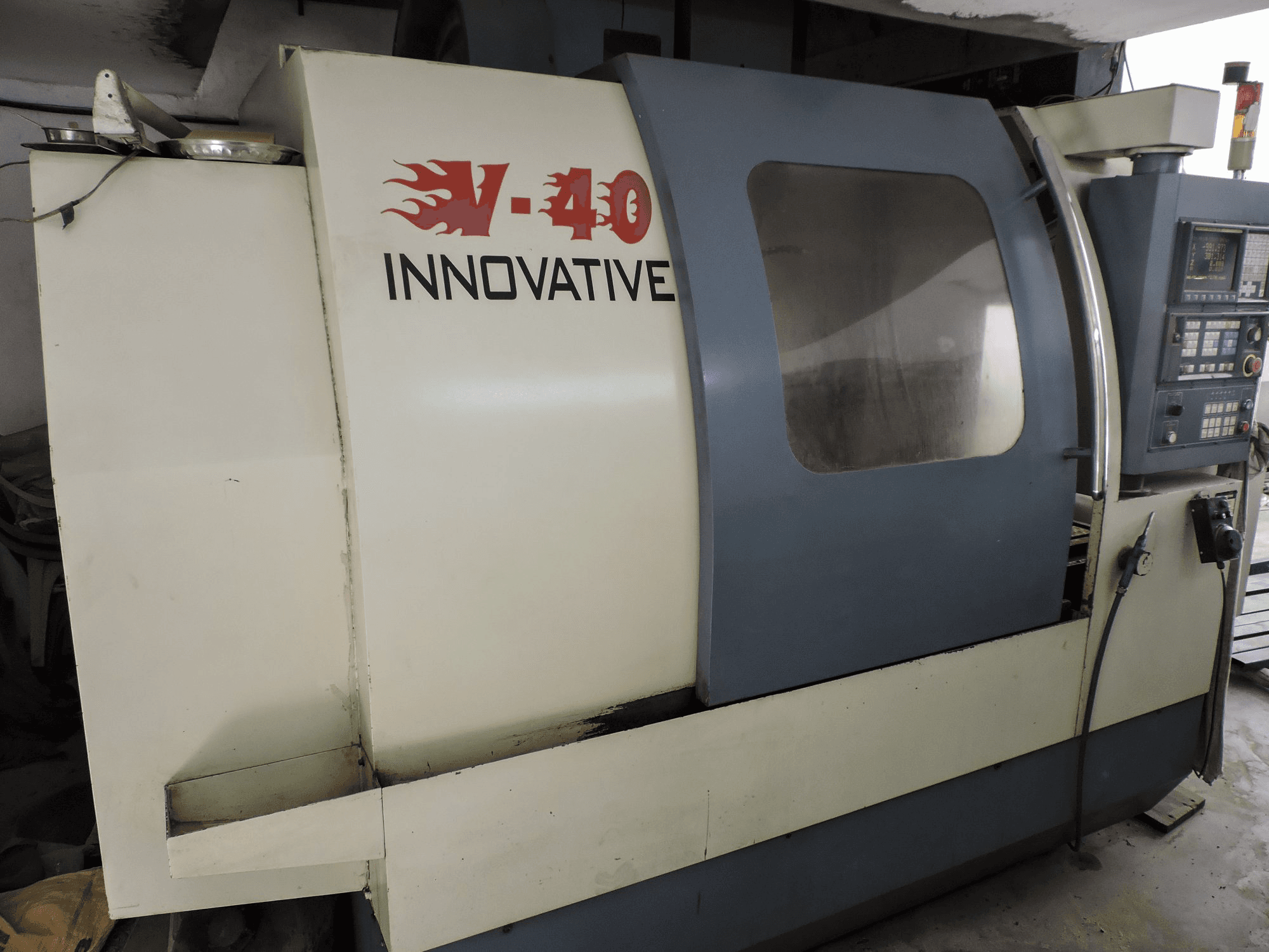 Vista izquierda de la máquina Leadwell V-40