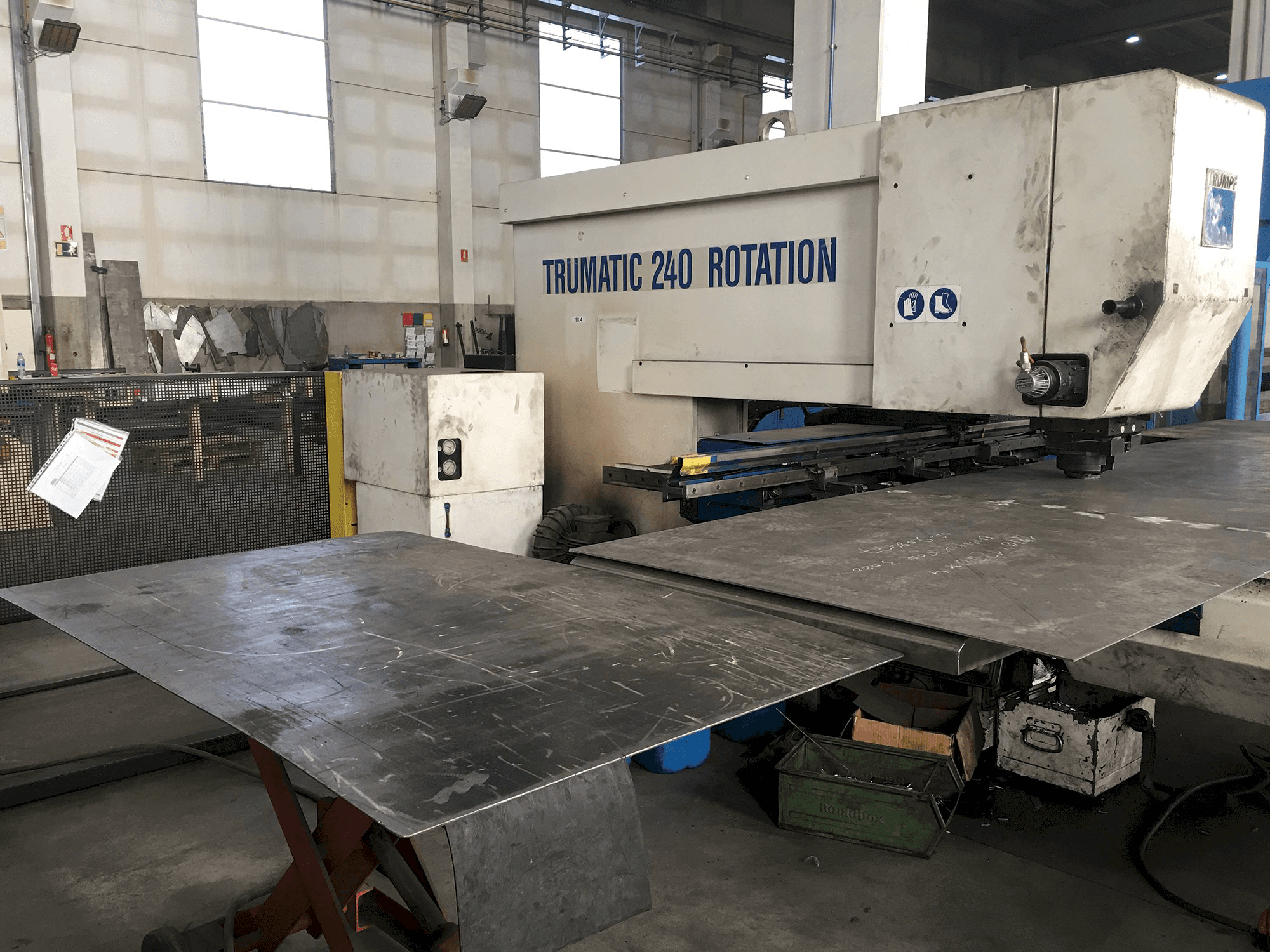 Vista izquierda de la máquina Trumpf Trumatic 240
