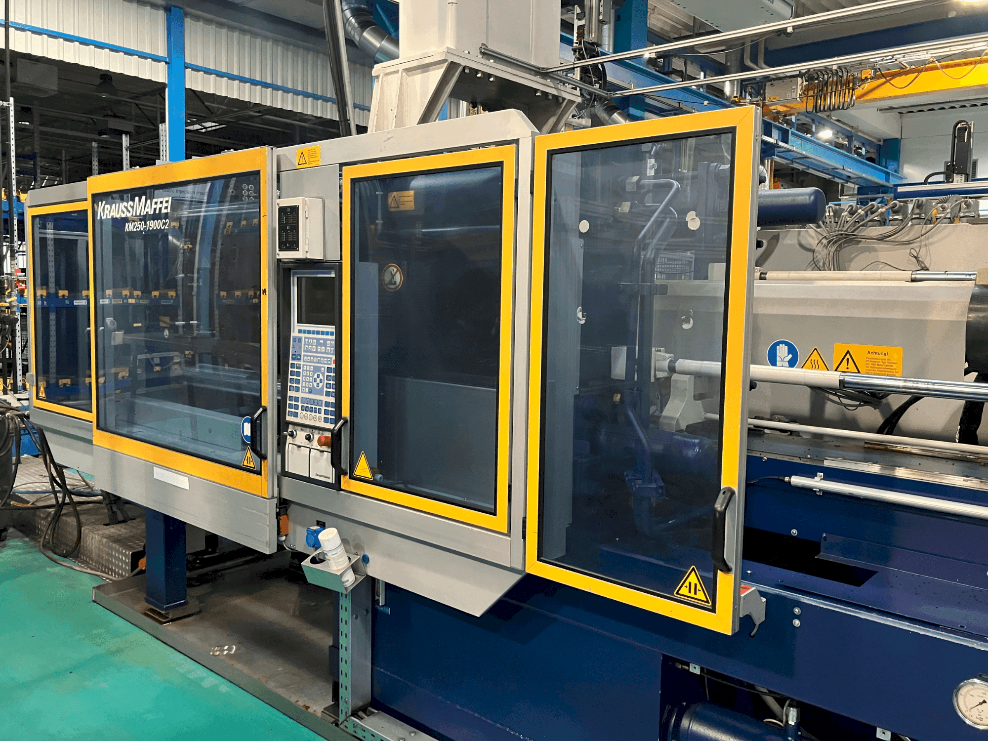 Vista frontal de la máquina Krauss Maffei 250-1900 C2 (2005)