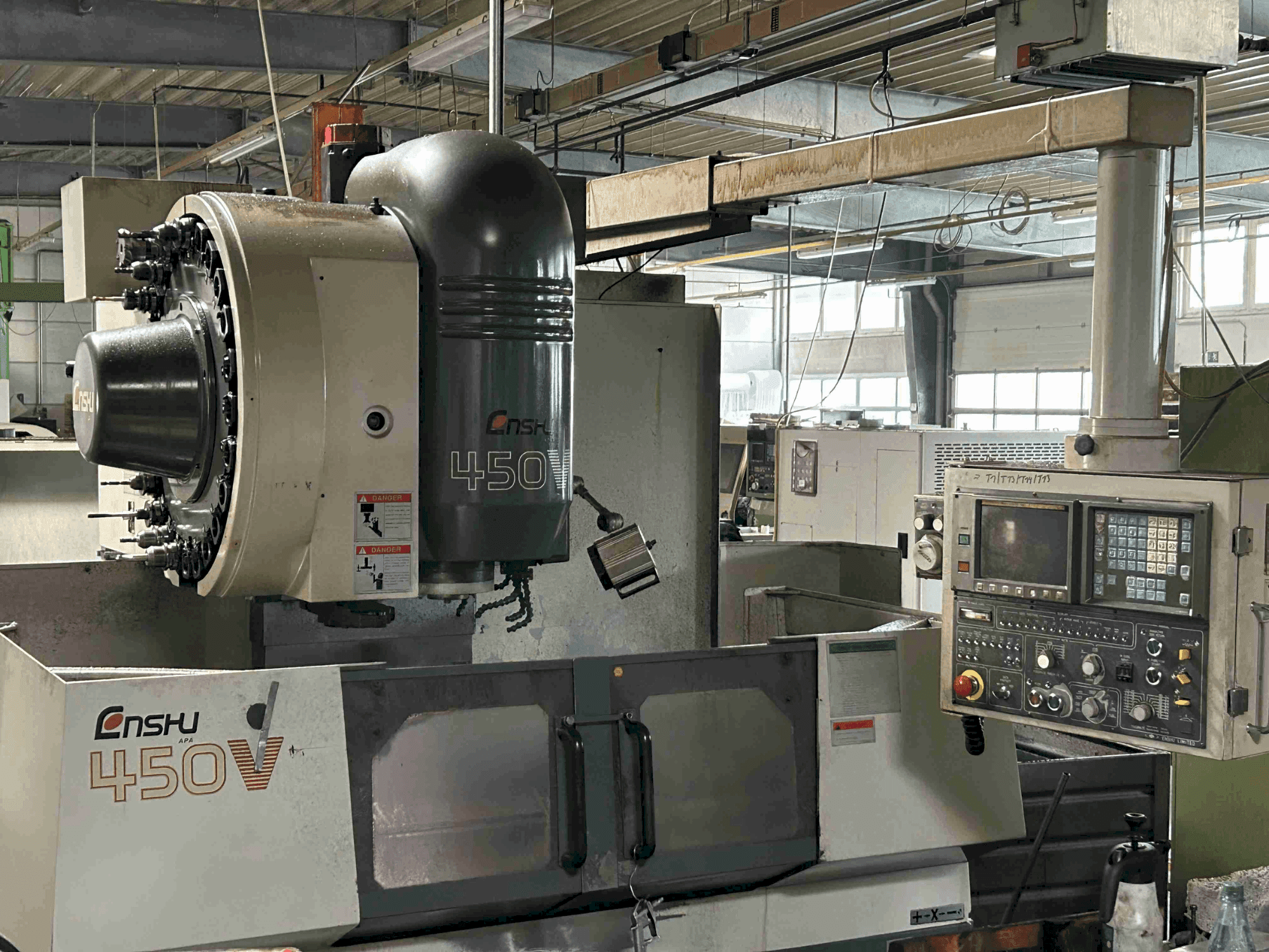 Vista frontal de la máquina Enshu 450 V