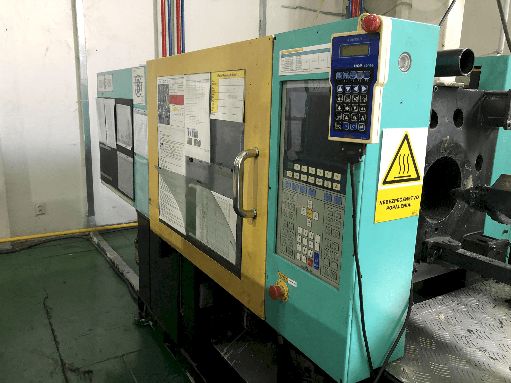 Vista frontal de la máquina Hyundai K-120V