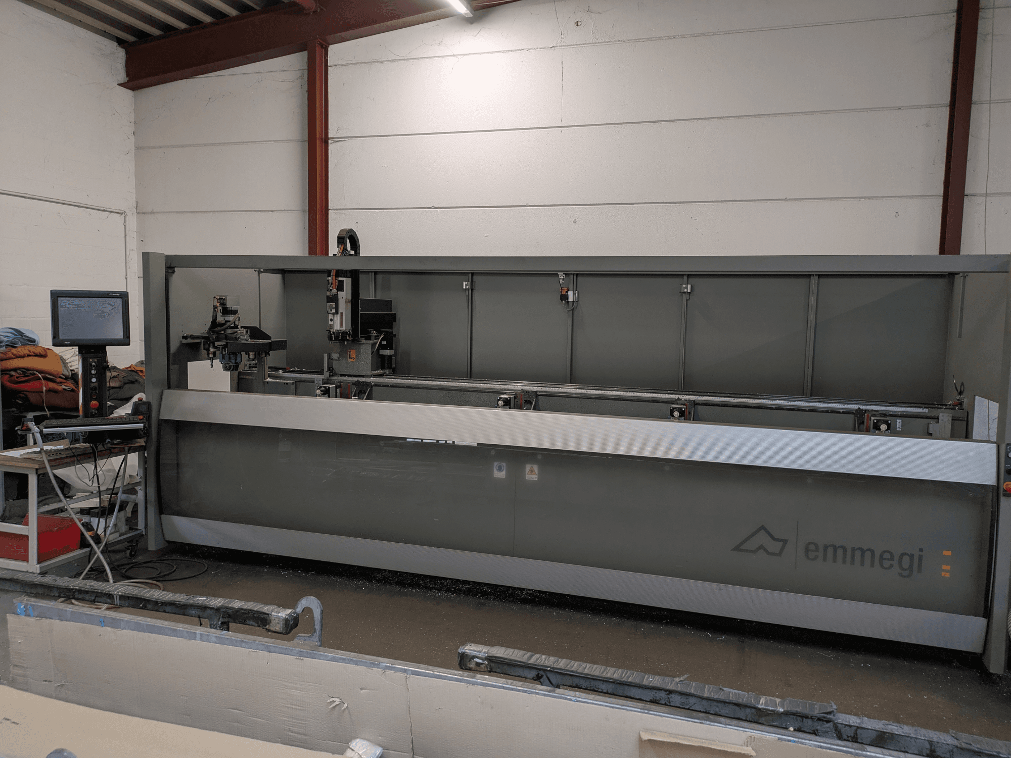 Centro de mecanizado vertical Emmegi Phantomatic T3, vista frontal; muestra el panel de control y la zona de corte con sus elementos de seguridad.