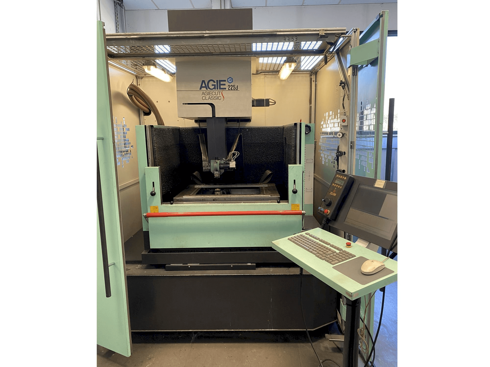 Vista frontal de la máquina AGIE Agiecut Classic 3s