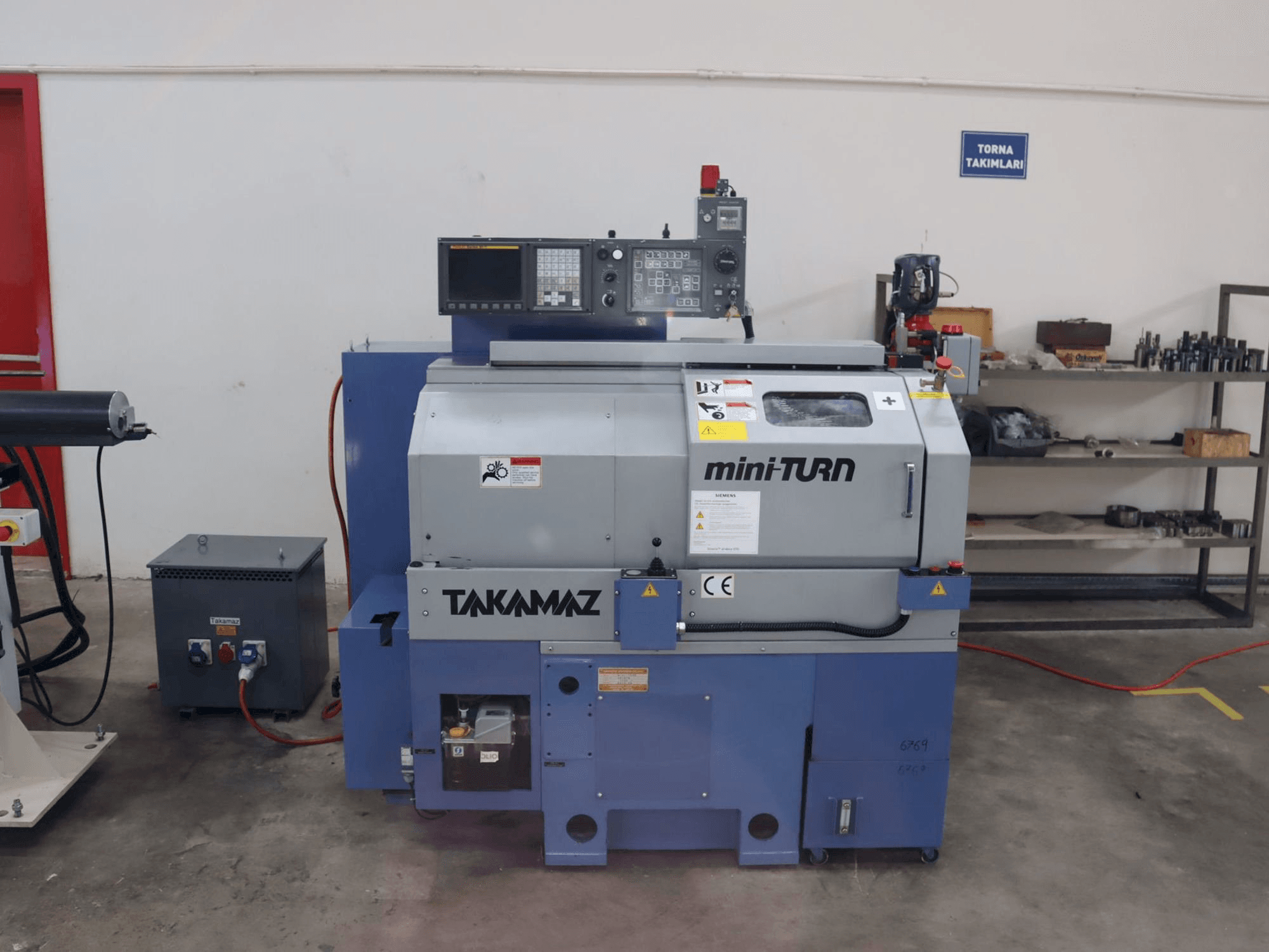 Vista frontal de la máquina Takamaz mini-TURN