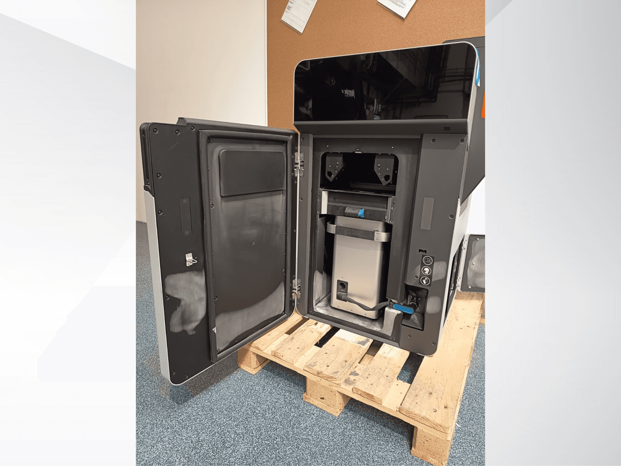 Impresora 3D de plástico Fuse 1 de FORMLABS, vista lateral con la puerta abierta que revela los componentes internos y el panel de control.
