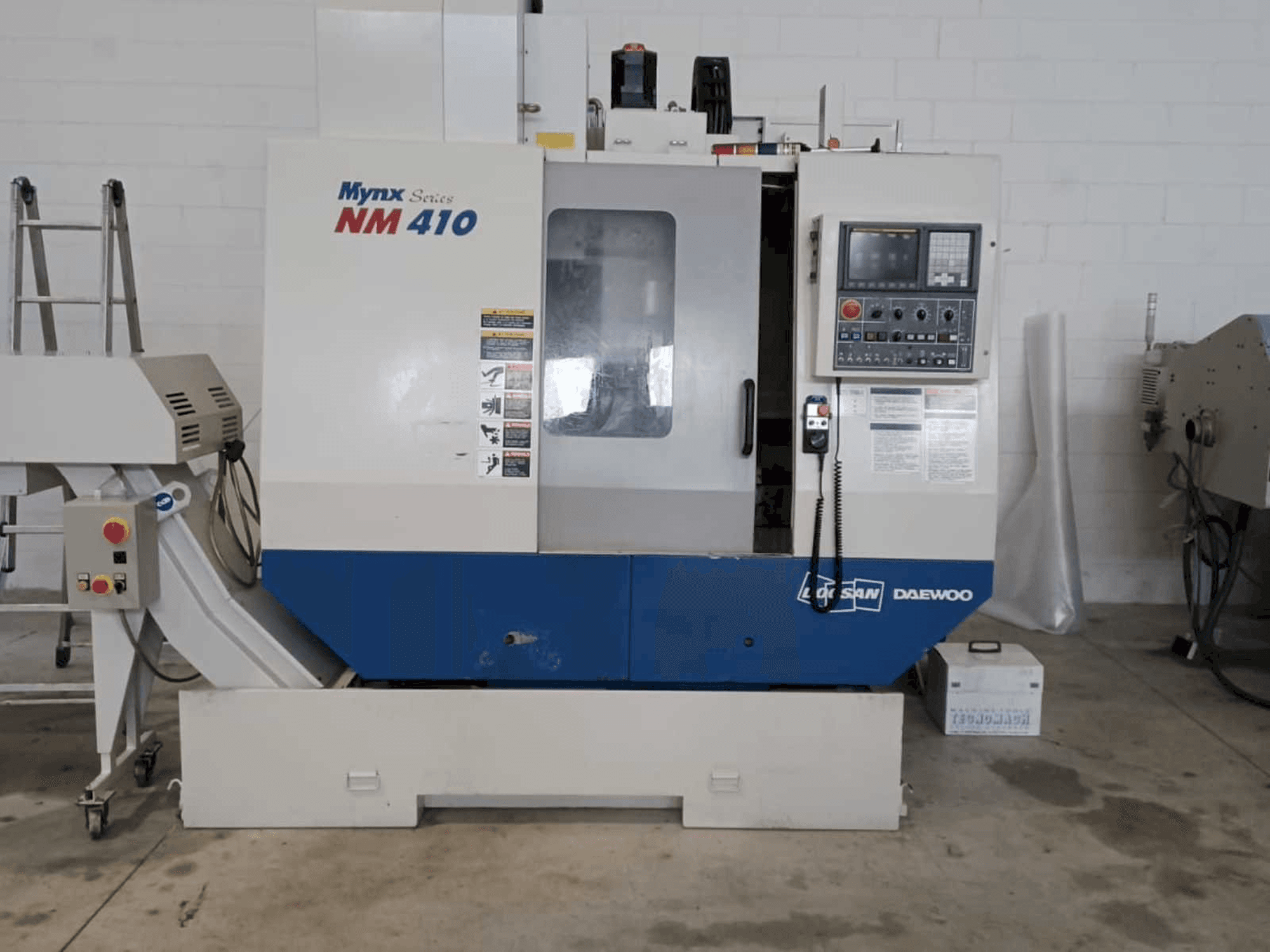 Vista frontal de la máquina Doosan Mynx NM 410