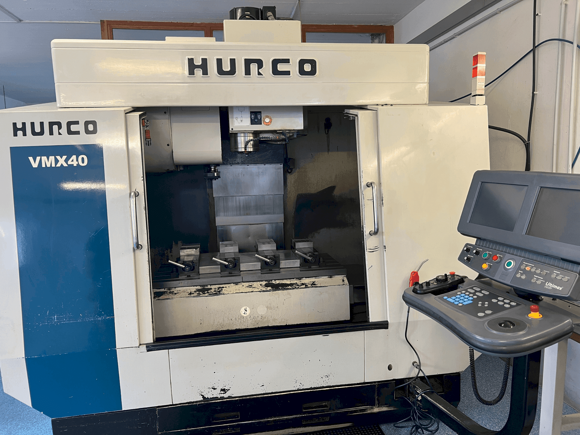 Vista frontal de la máquina Hurco VMX40
