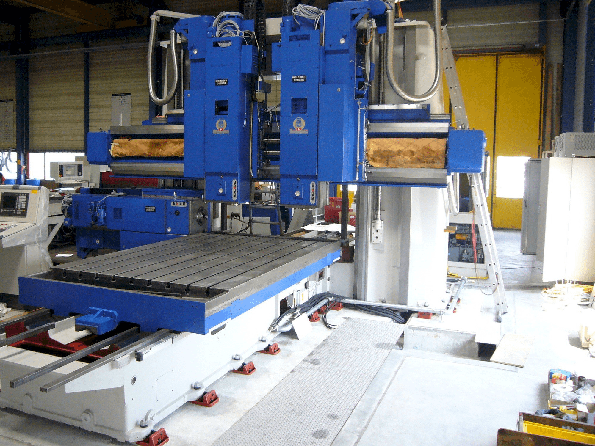 Vista frontal de la máquina Waldrich Coburg
