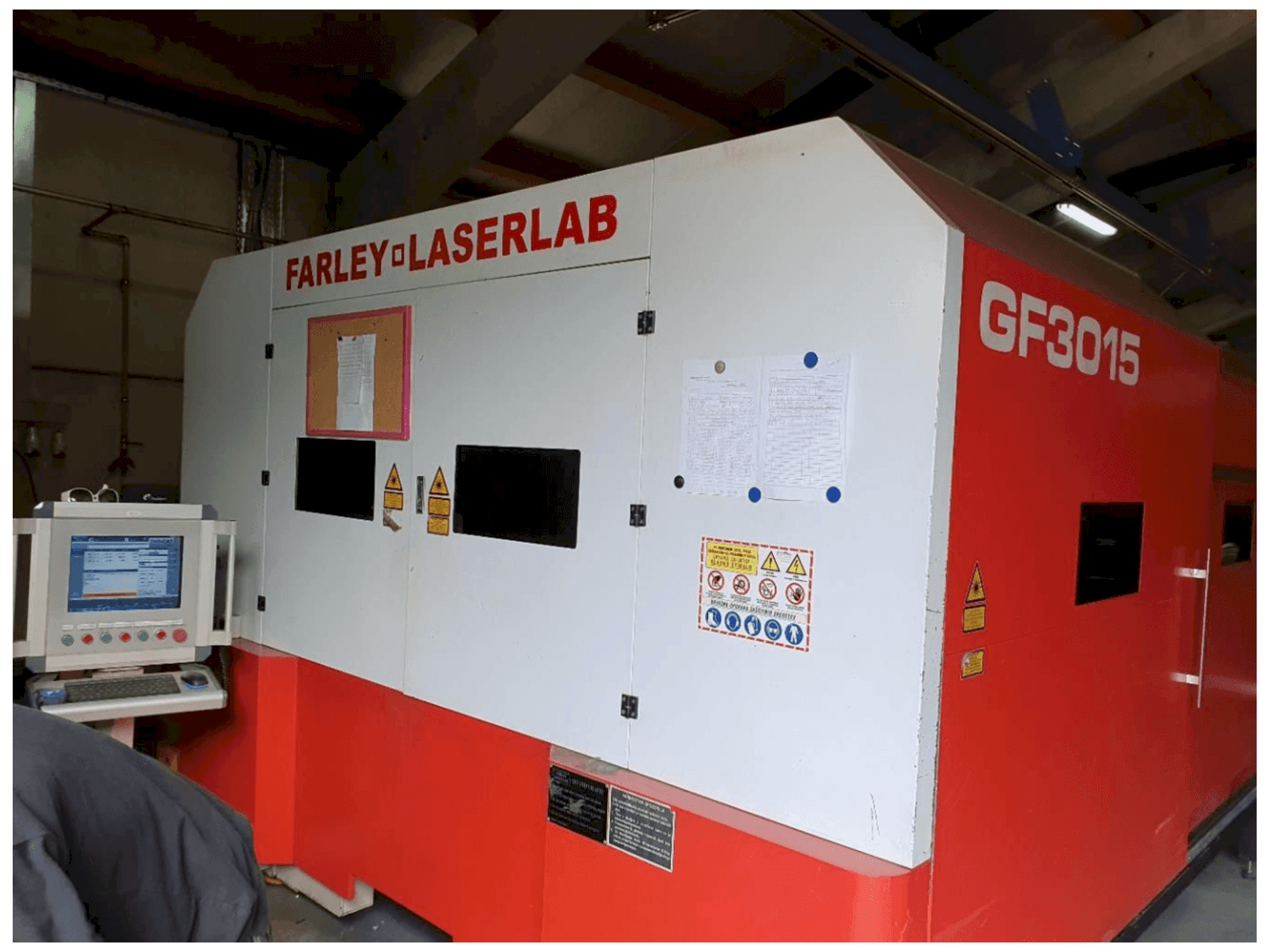 Vista frontal de la máquina Farley Laserlab Ht Gf 3015 Fiber