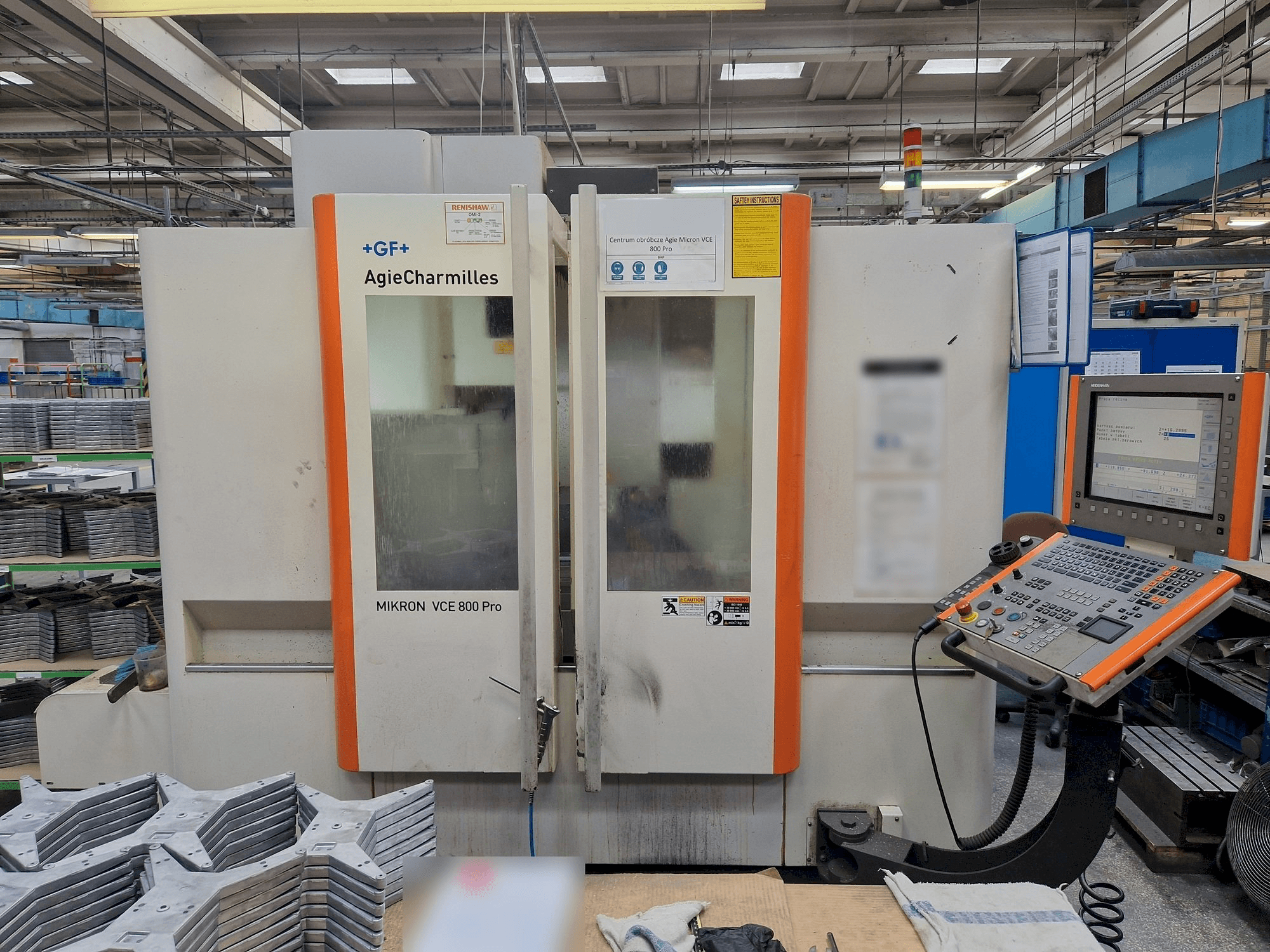 Vista frontal de la máquina AgieCharmilles MIKRON VCE 800 PRO