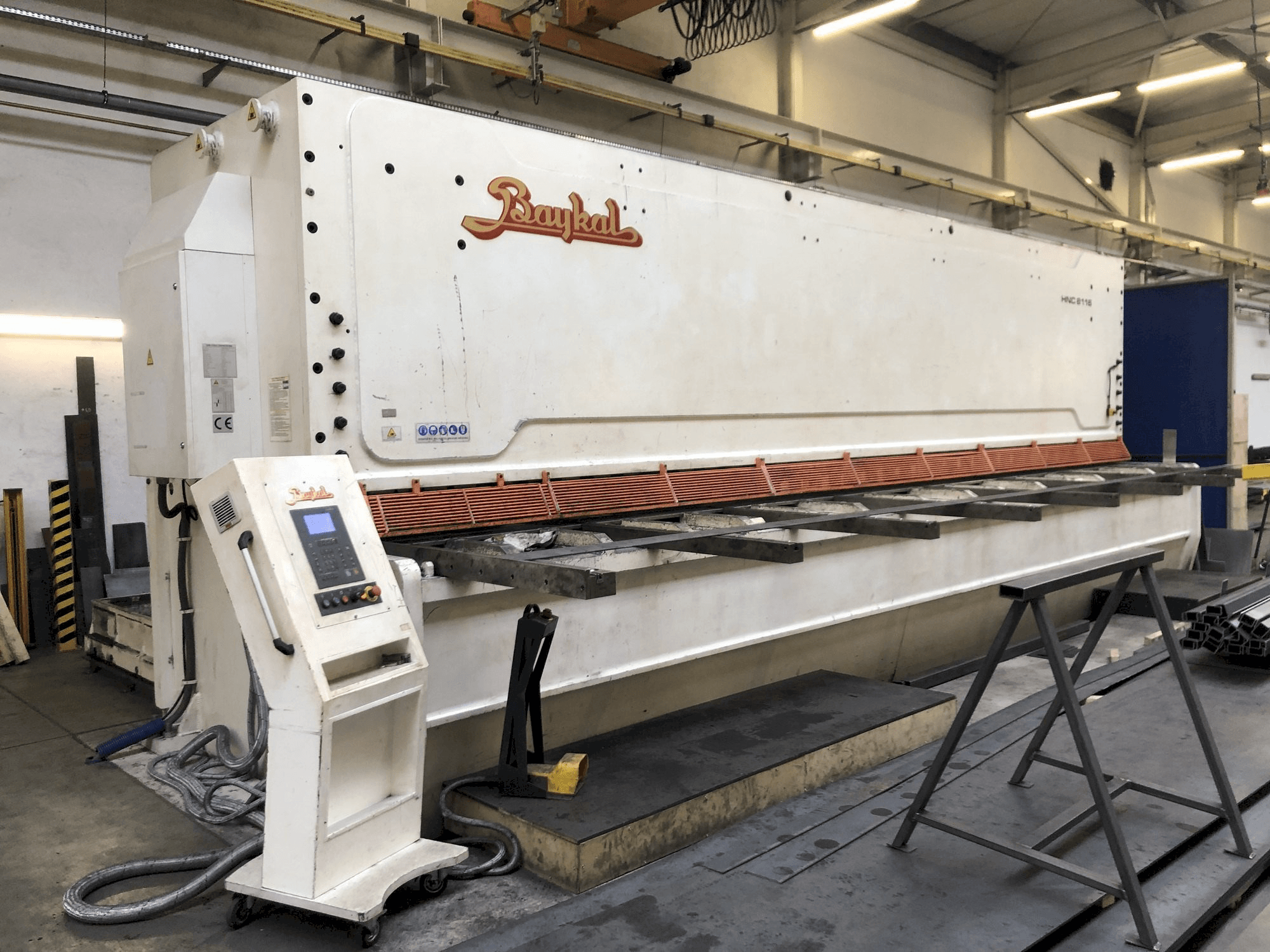 Vista frontal de la máquina Baykal HNC 8116