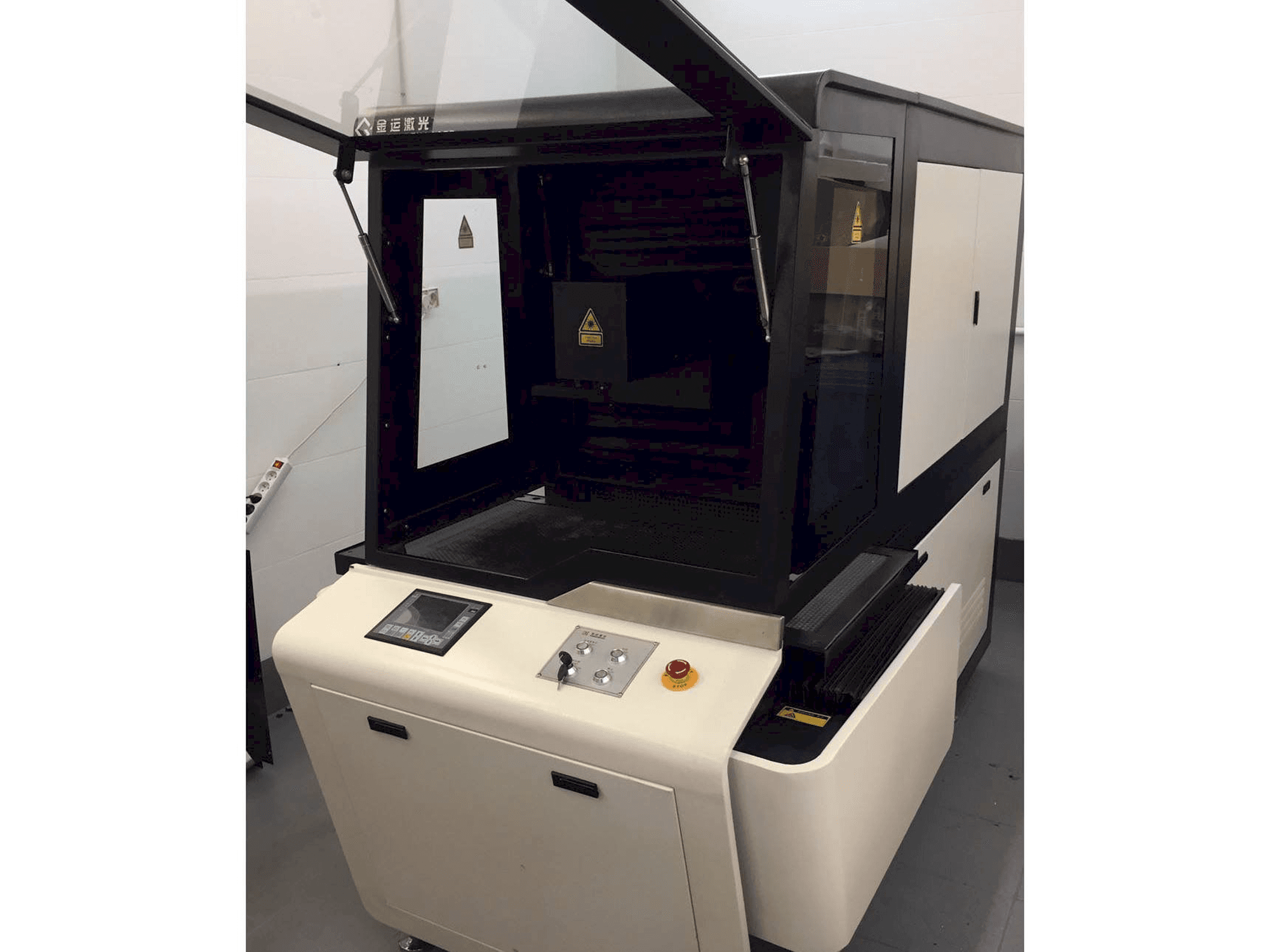 Vista frontal de la máquina Golden Laser