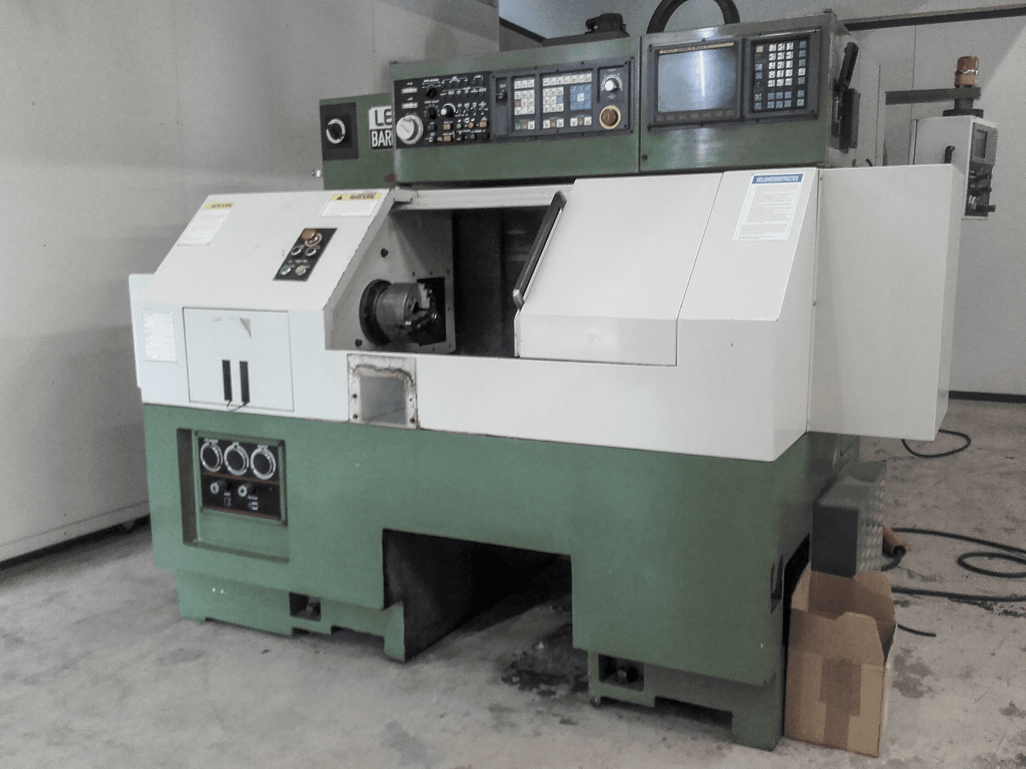 Vista izquierda de la máquina Leadwell Barmaster 40
