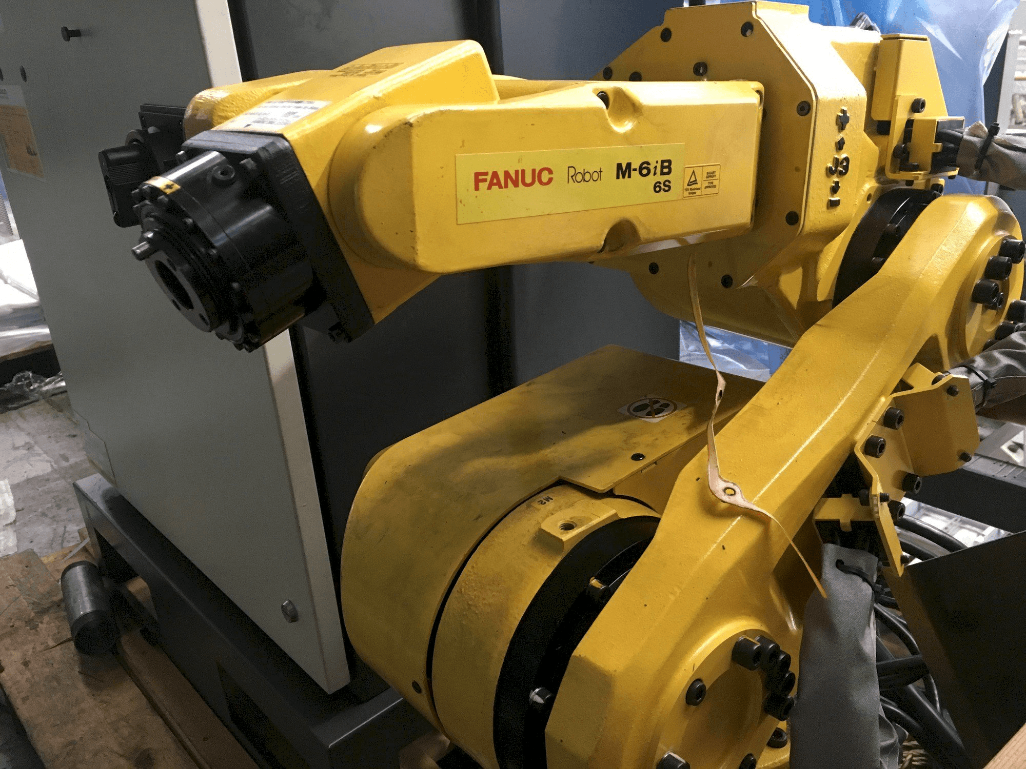 Vista frontal de la máquina FANUC M-6iB 6S