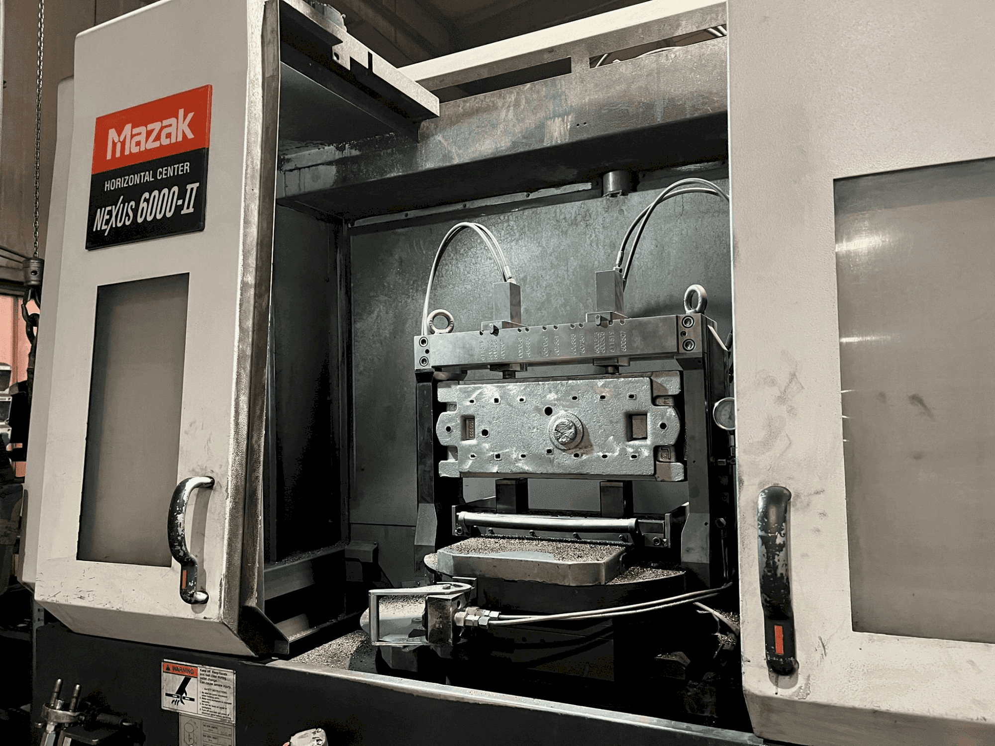 Vista lateral der Mazak HI Nexus 6000 II Maschine