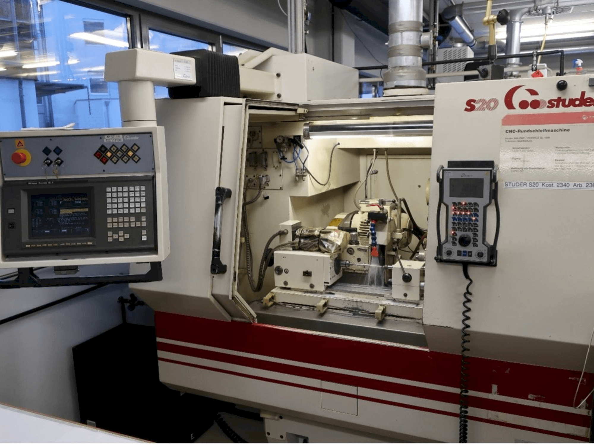 Vista frontal de la máquina STUDER S20-CNC