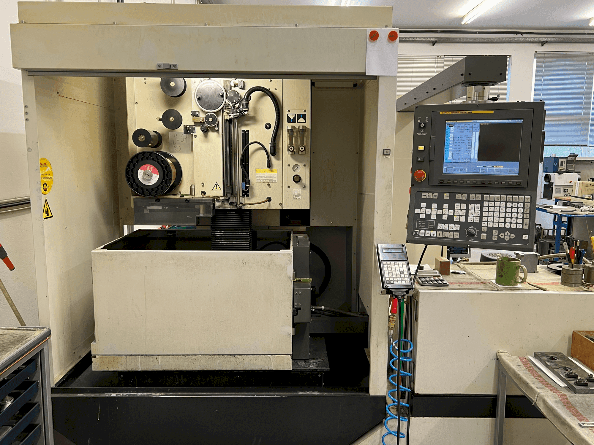 Vista frontal de la máquina FANUC Alpha-0iC