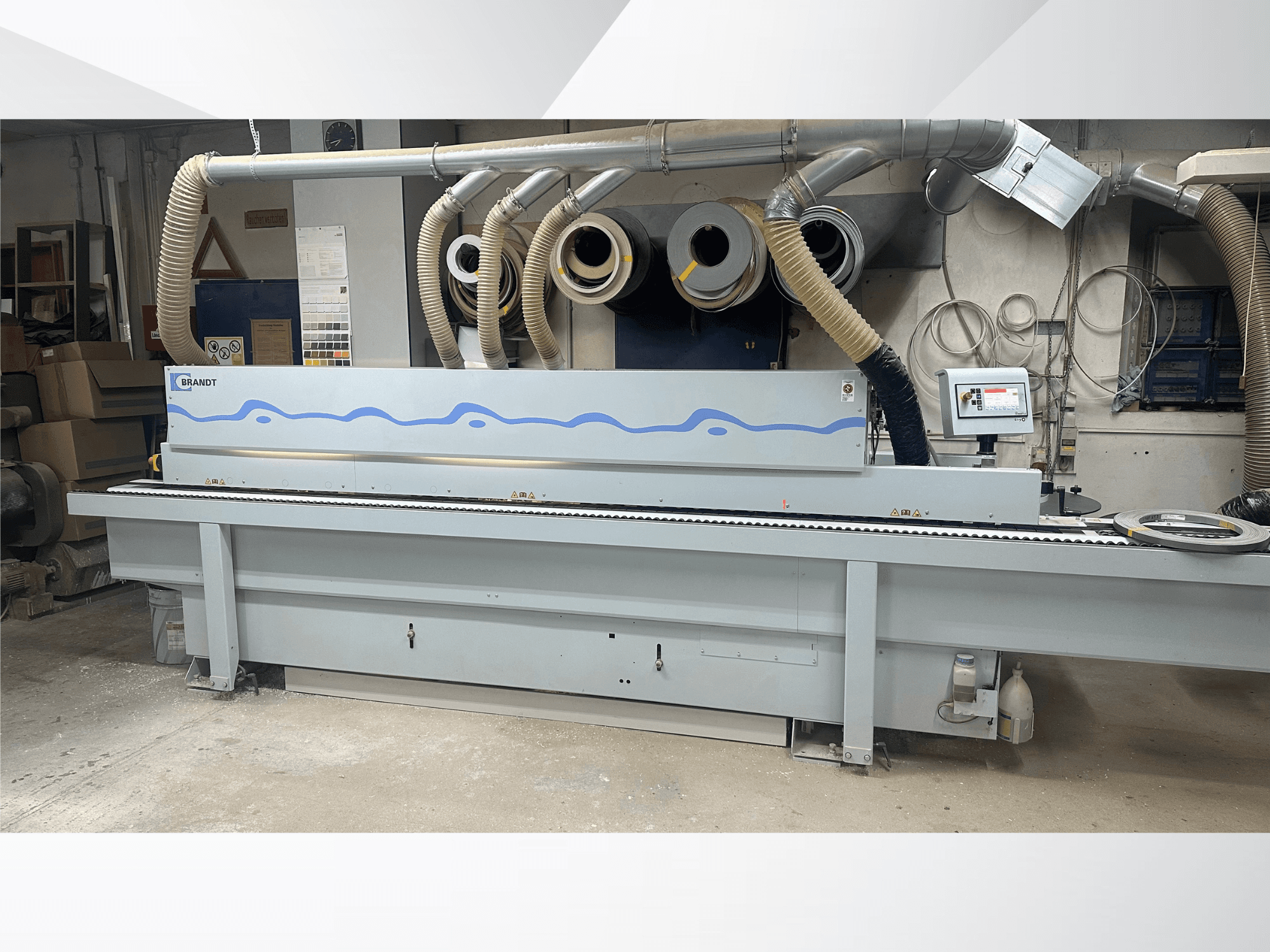 Máquina encintadora HOMAG KDF 230 en un taller, en la que se aprecian la vista frontal, el panel de control y el sistema de extracción de polvo.