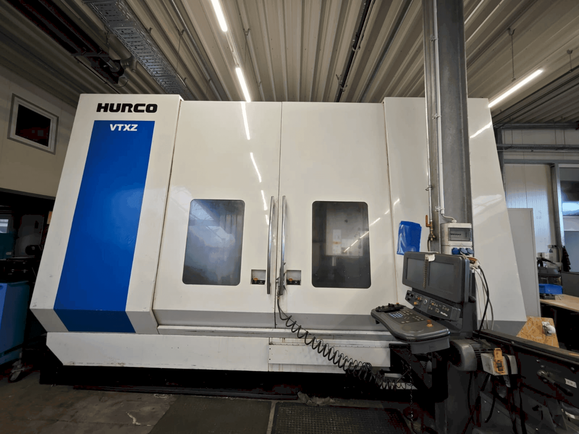 Vista frontal de la máquina Hurco VTXZ