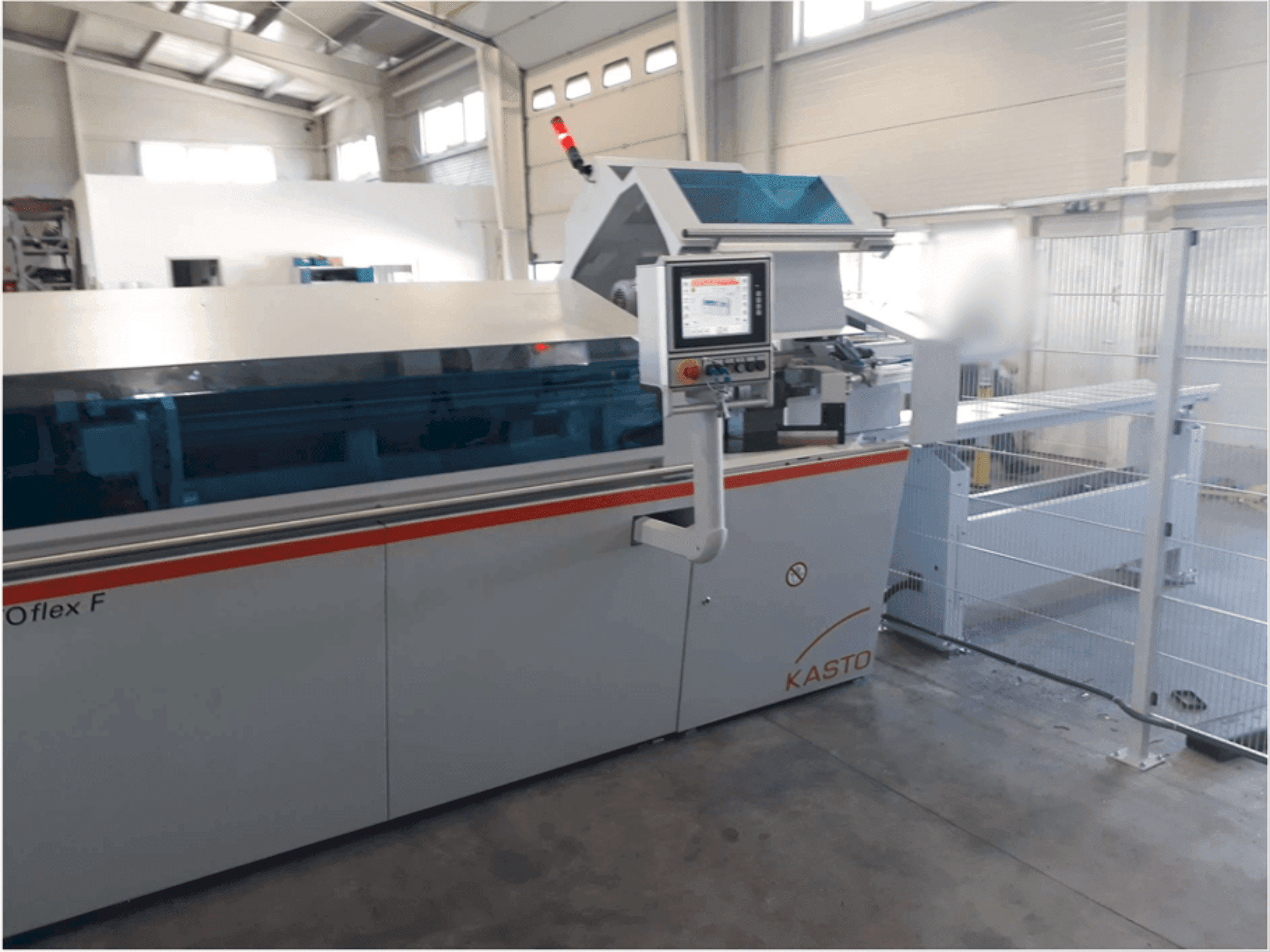 Vista frontal de la máquina KASTO flex F