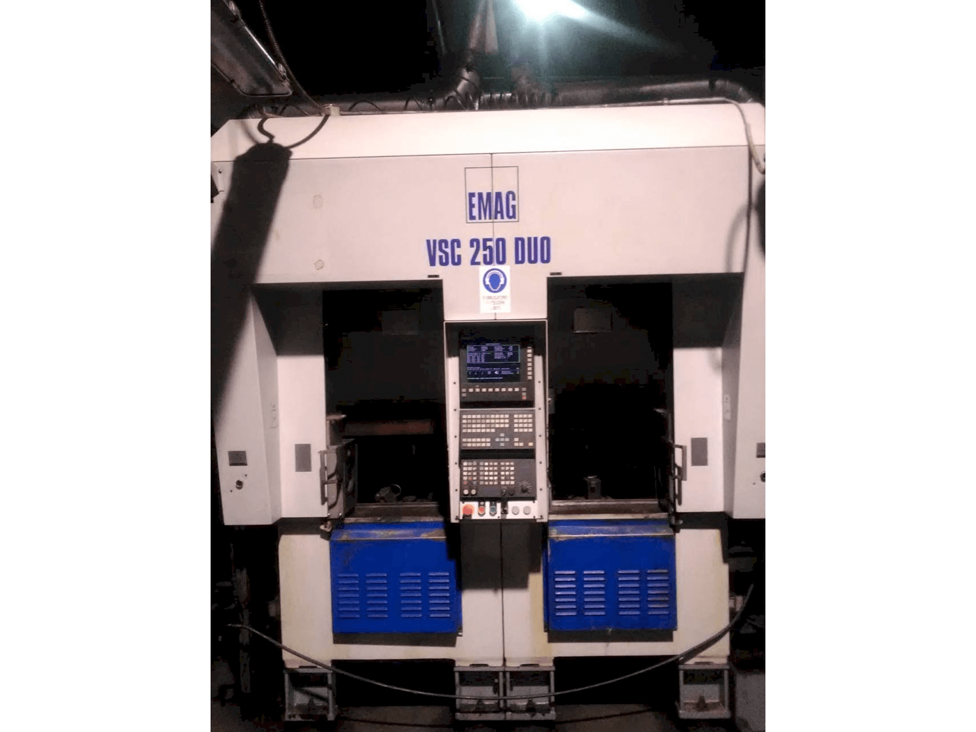 Vista frontal de la máquina EMAG VSC 250 Duo