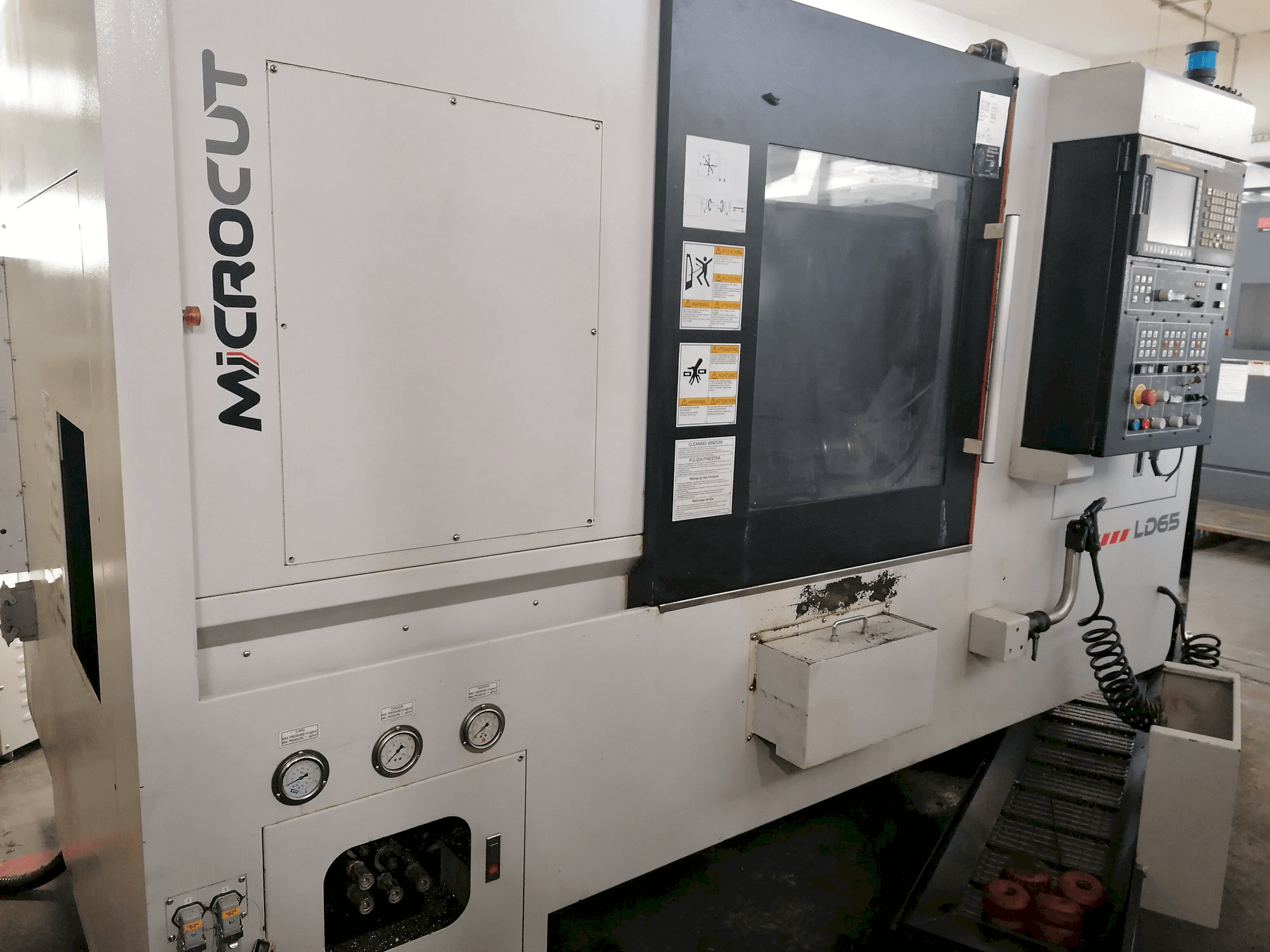 Vista frontal de la máquina MICROCUT LD-65