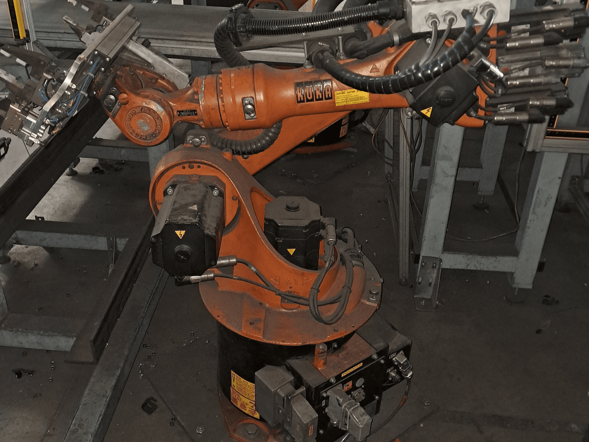 Brazo robótico KUKA KR 16-2 visto desde arriba, en el que se aprecian el cuerpo naranja, el motor y los componentes mecánicos.
