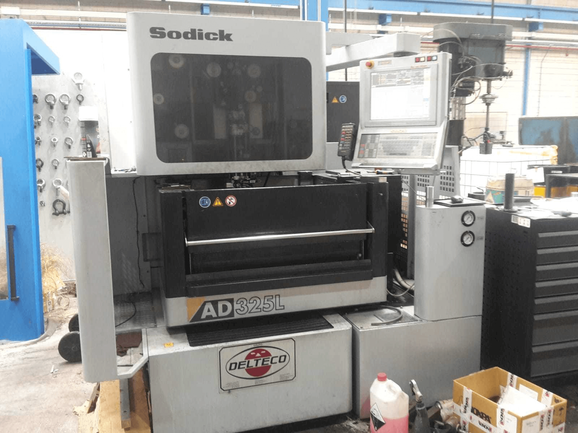 Vista frontal de la máquina Sodick AD325L
