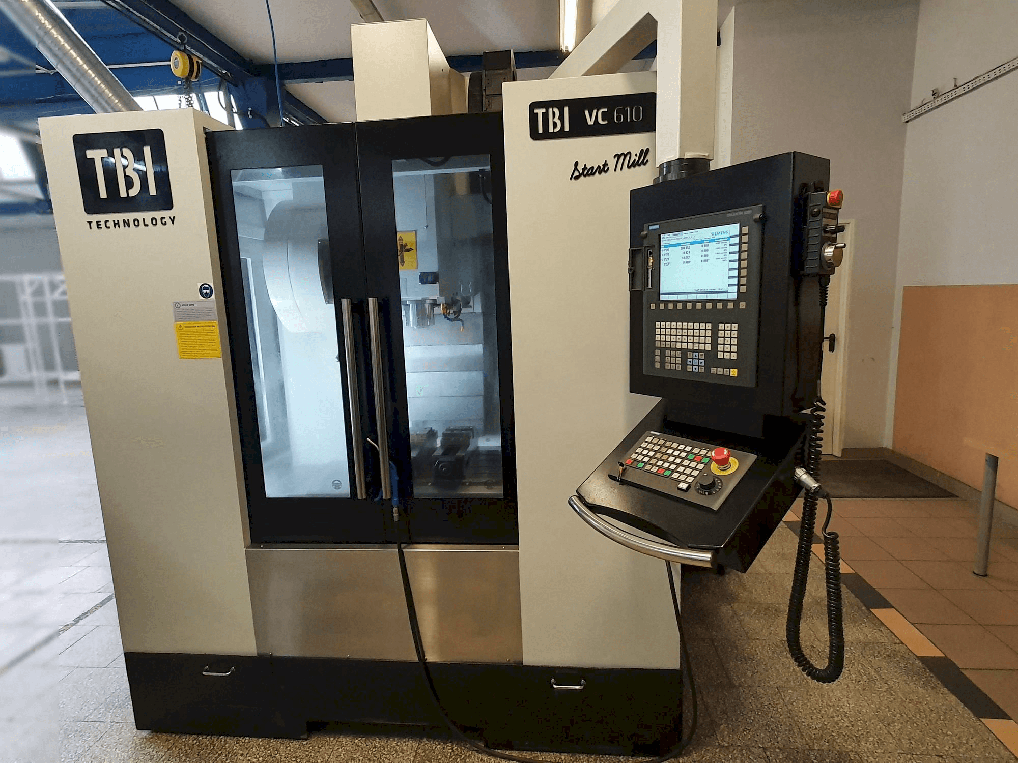 Vista frontal de la máquina TBI VC610 Start Mill