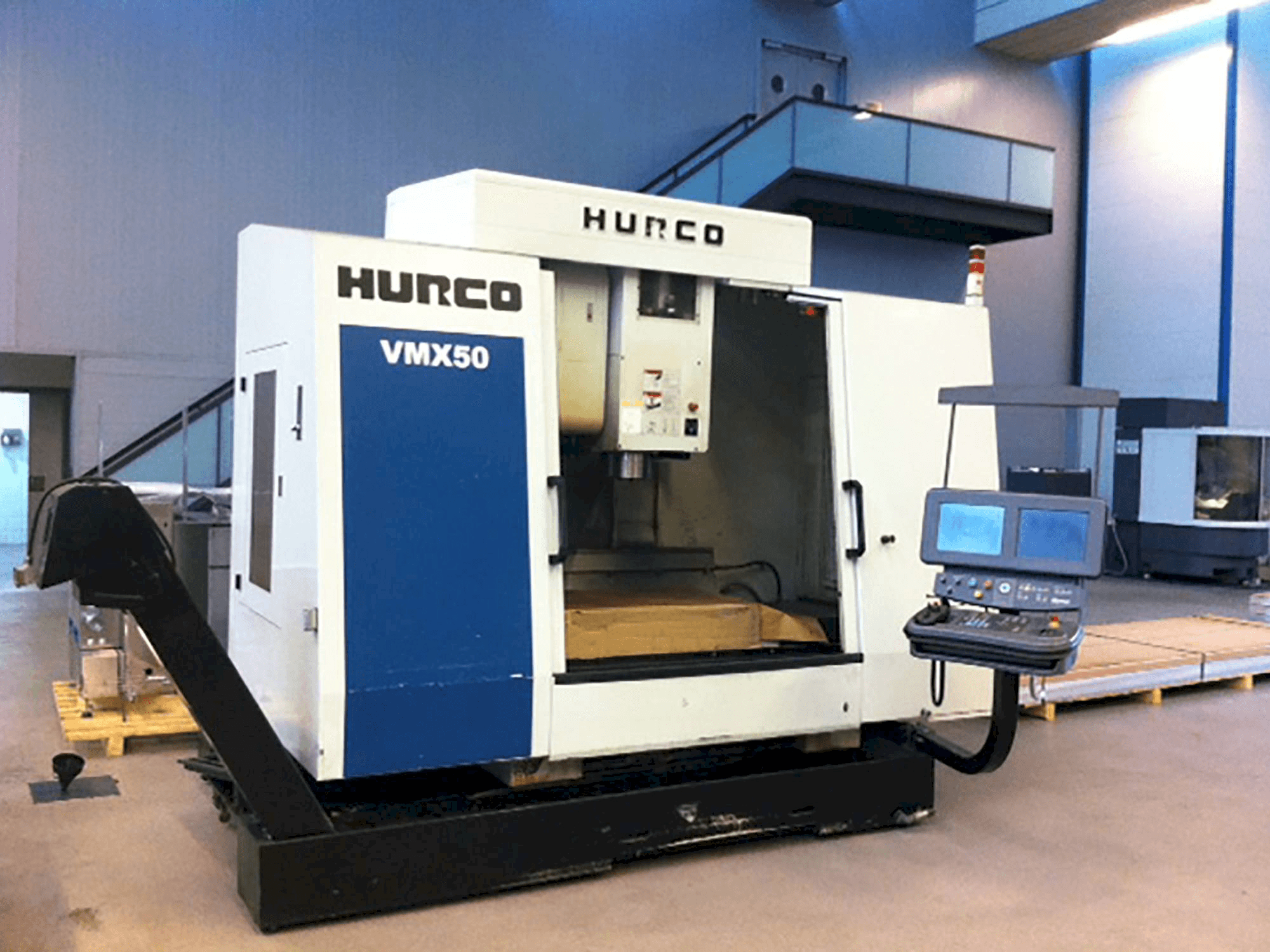 Vista frontal de la máquina Hurco VMX 50/40T