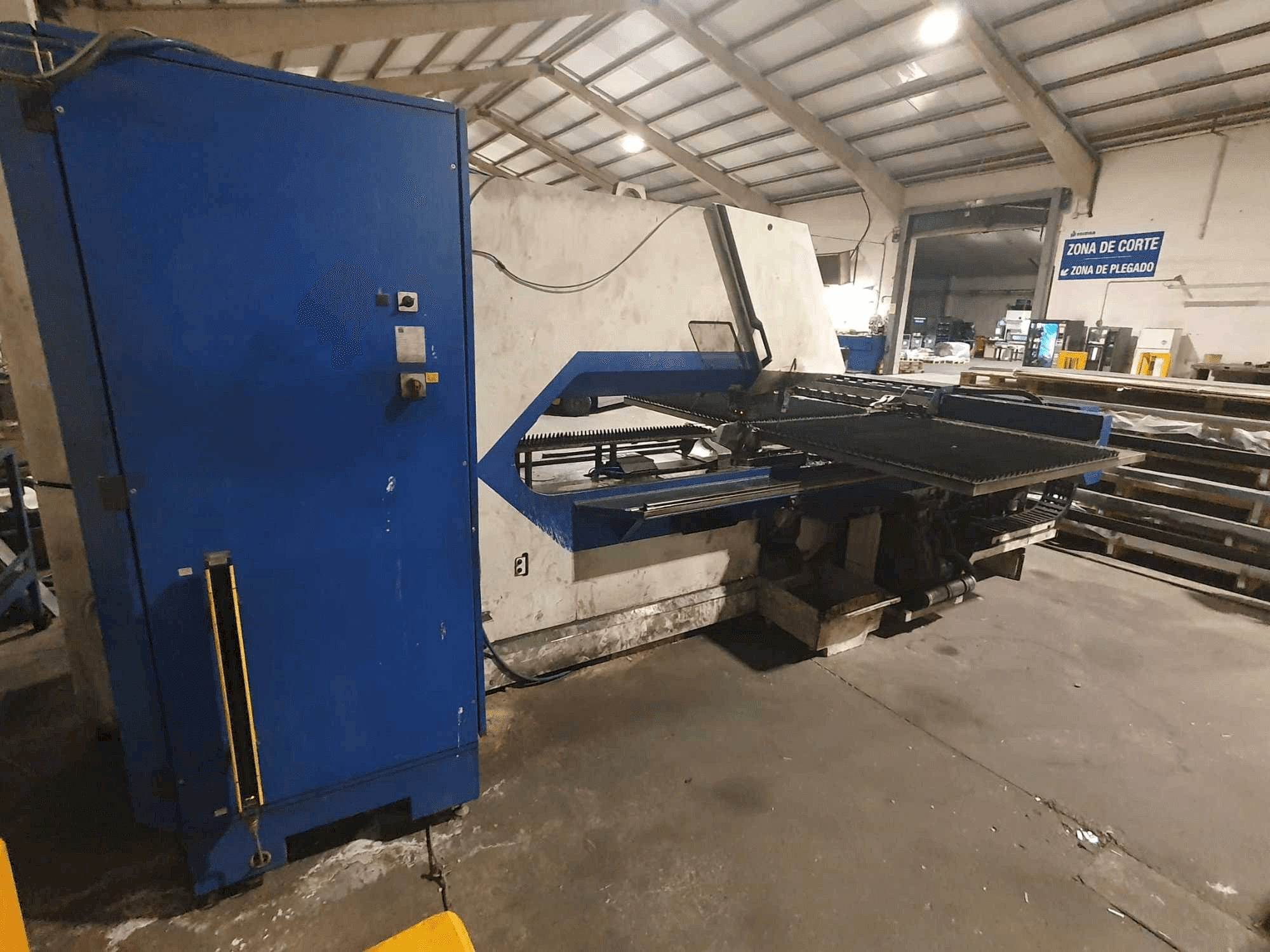 Vista frontal de la máquina TRUMPF Trumatic 2000R