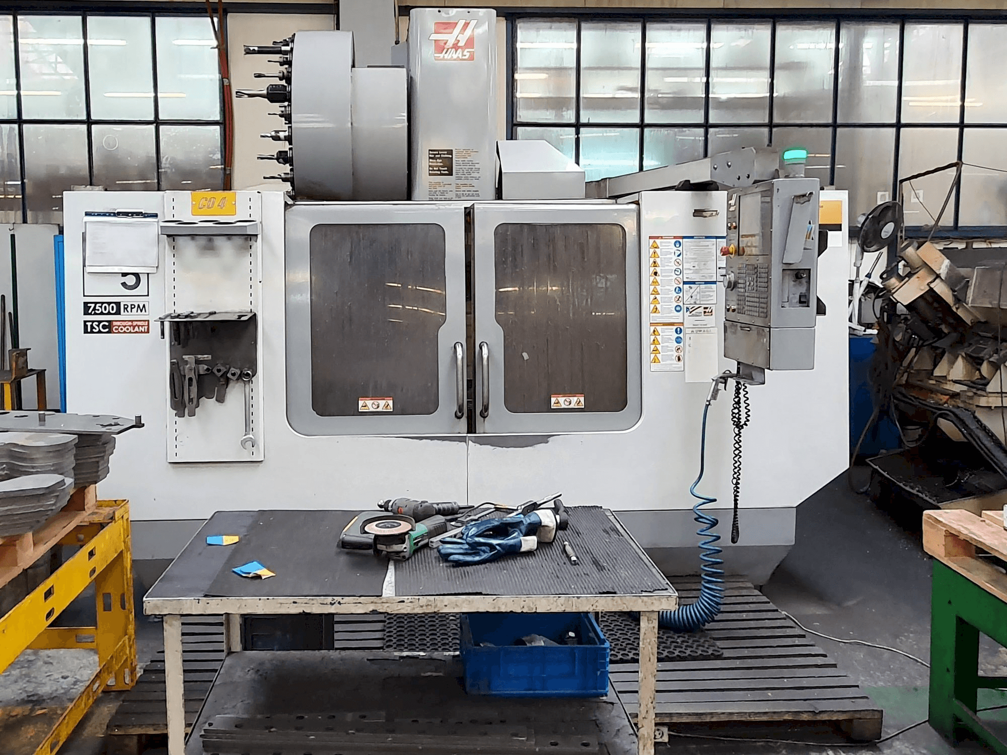 Vista frontal de la máquina HAAS VF-5 / 50HE