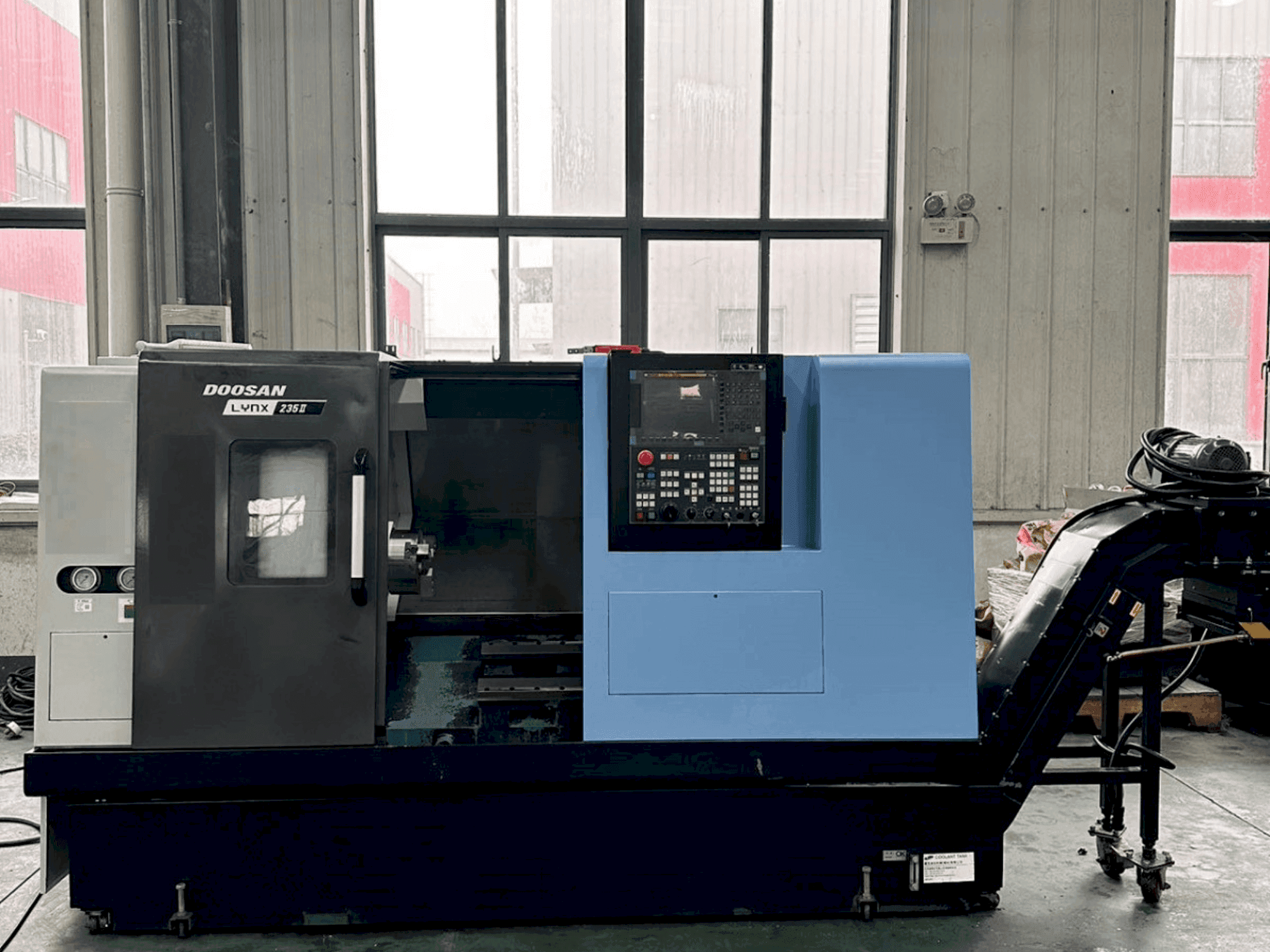 Vista frontal de la máquina DOOSAN Lynx 235II