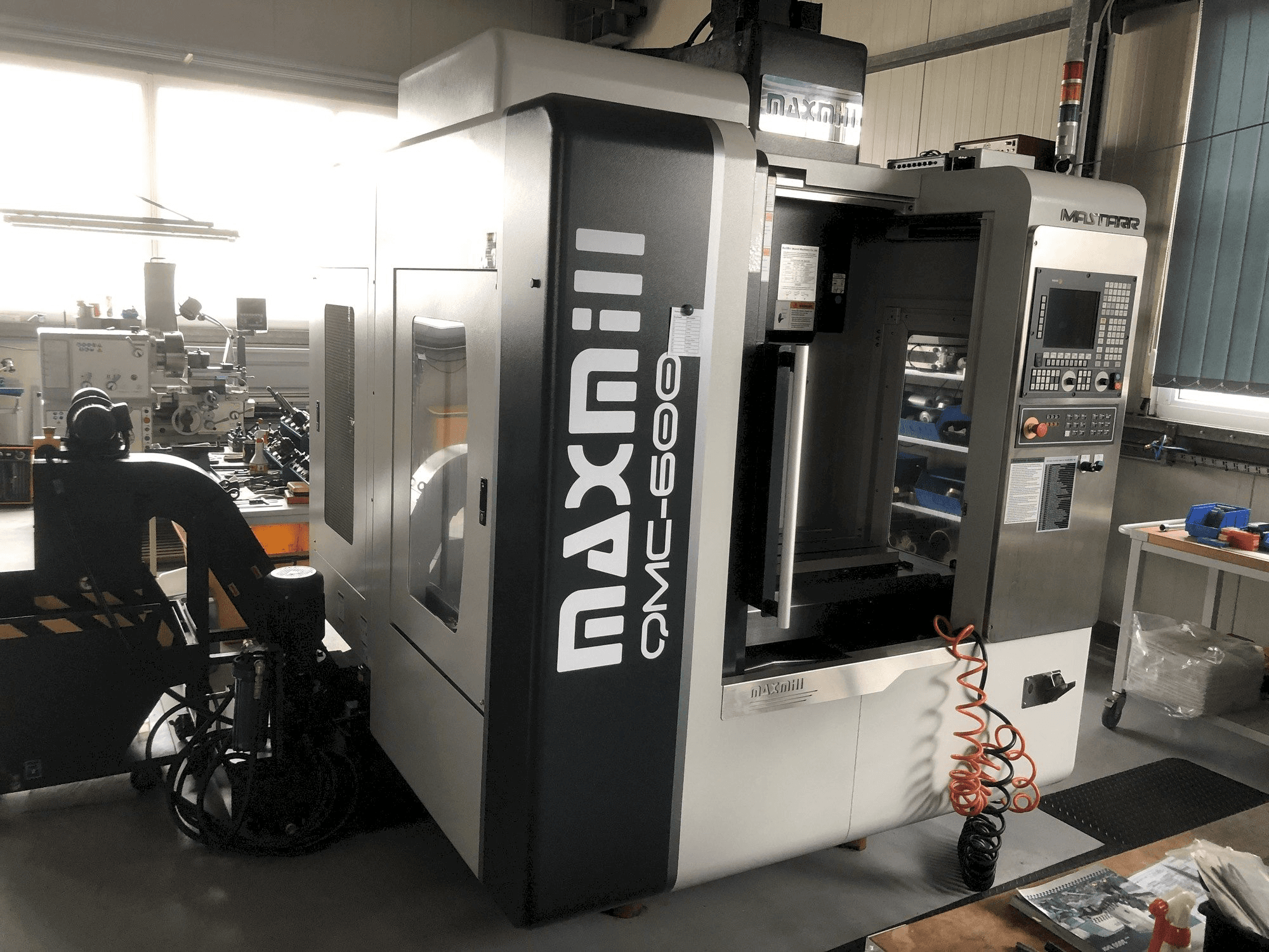 Vista frontal de la máquina MAXMILL QMC-600