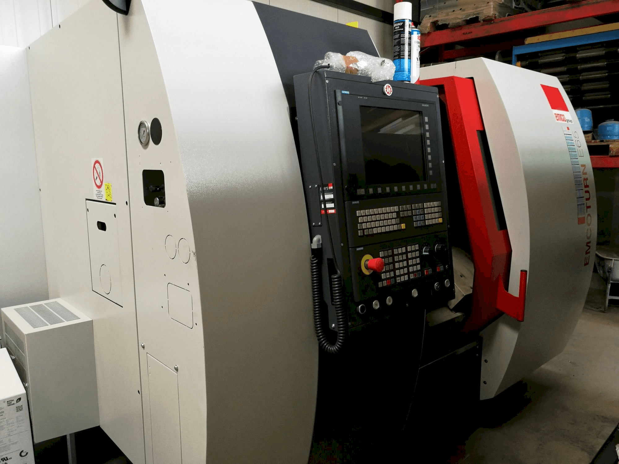 Vista frontal de la máquina EMCO Emcoturn E65