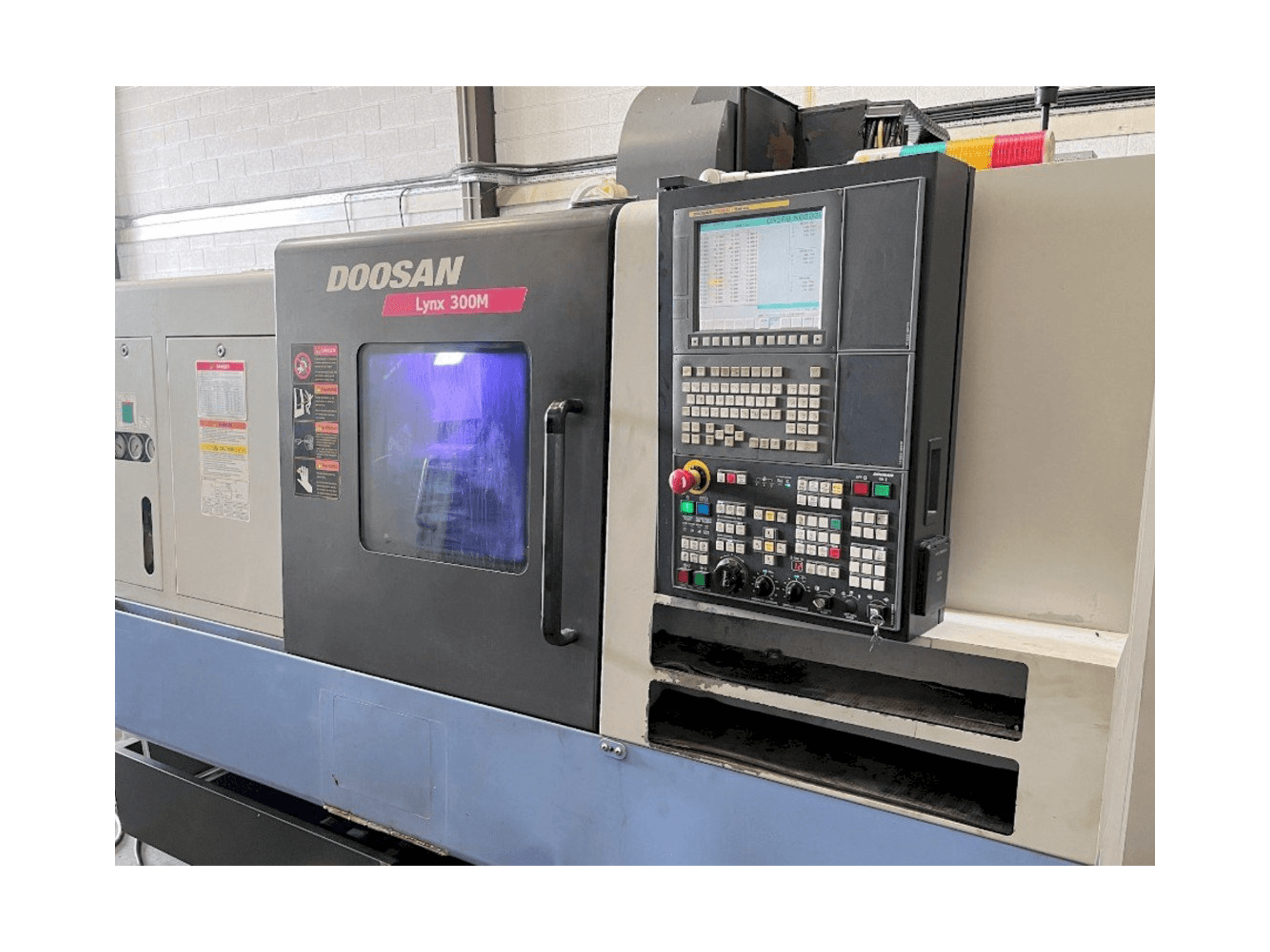 Vista frontal de la máquina Doosan Lynx 300M