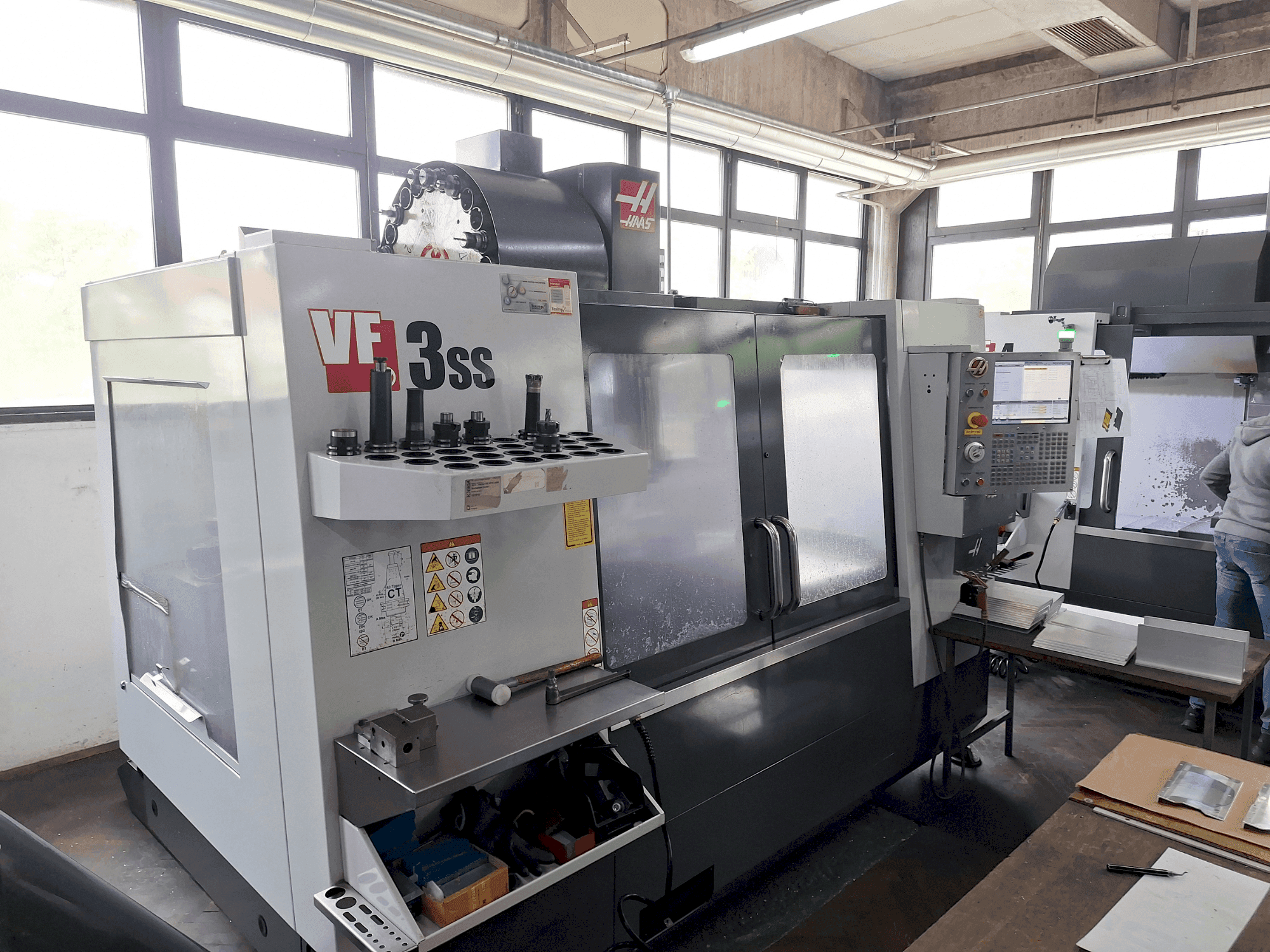Vista frontal de la máquina HAAS VF3 SS