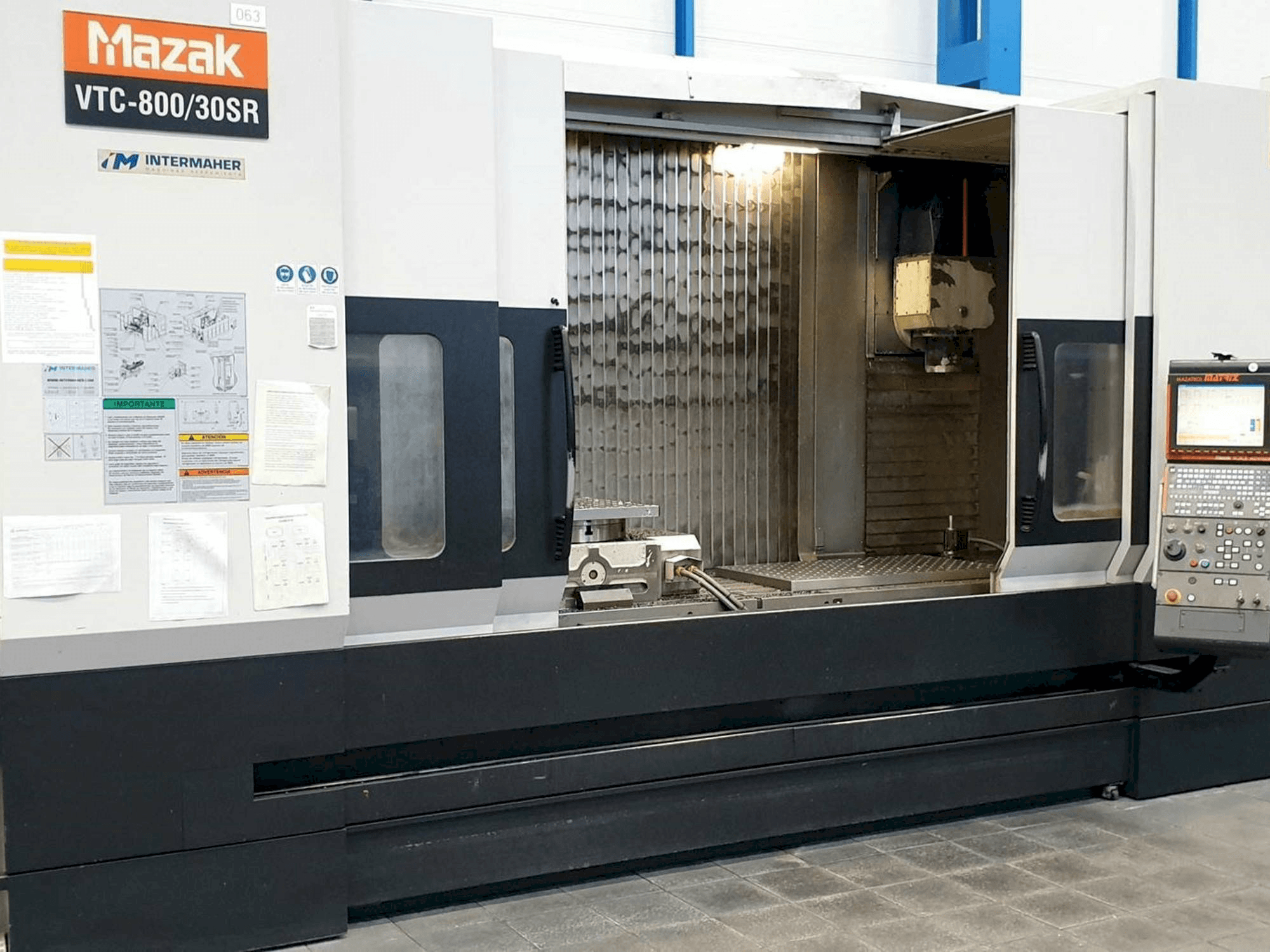 Vista frontal de la máquina Mazak VTC-800/30SR