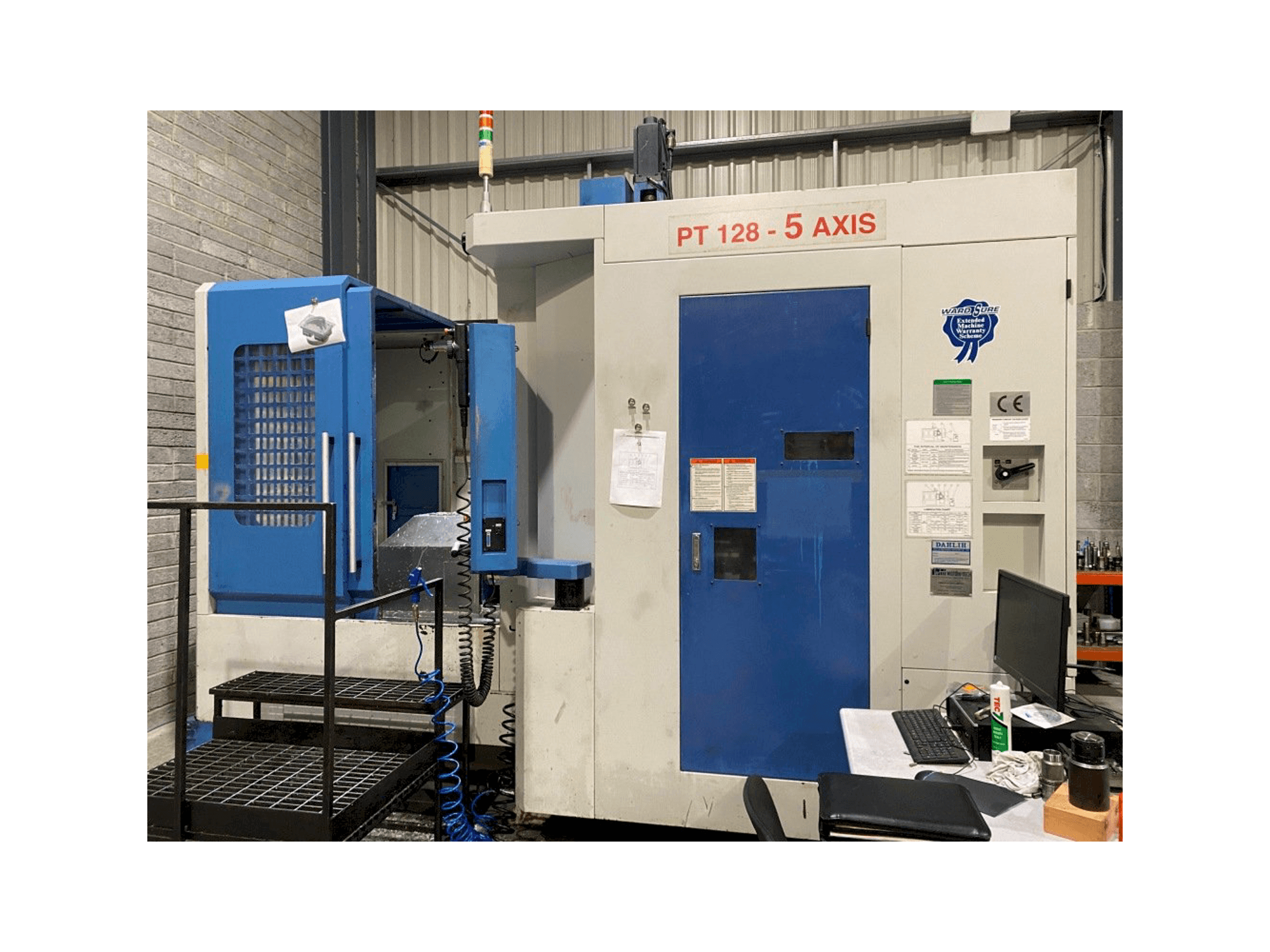 Vista frontal de la máquina DAH LIH PT128