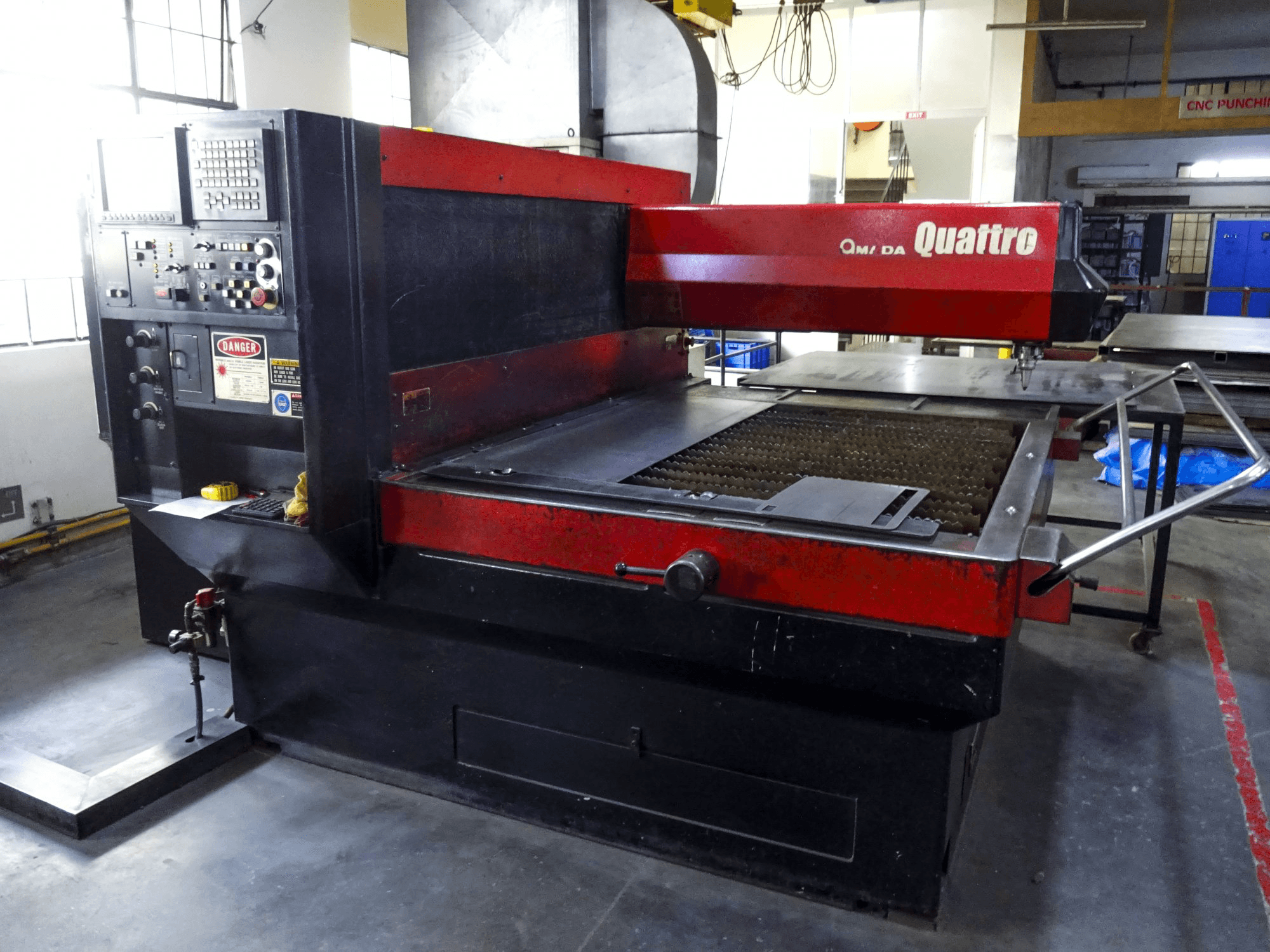 Vista frontal de la máquina AMADA Quattro AF1000E