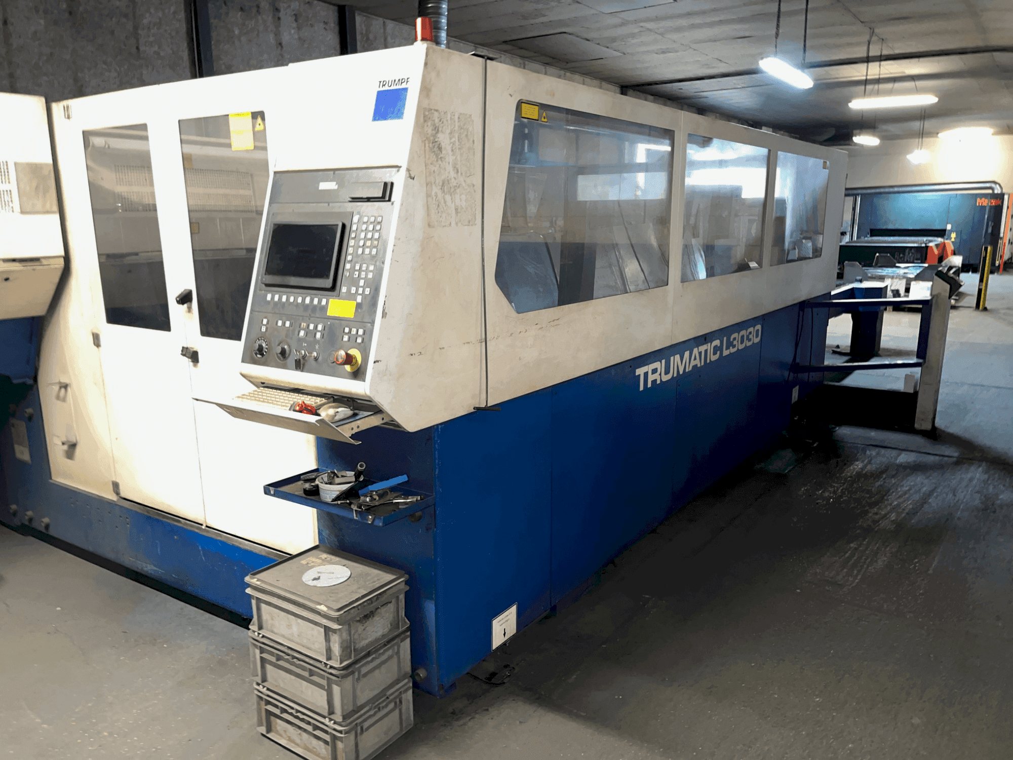 Vista frontal de la máquina TRUMPF TRUMATIC L3030
