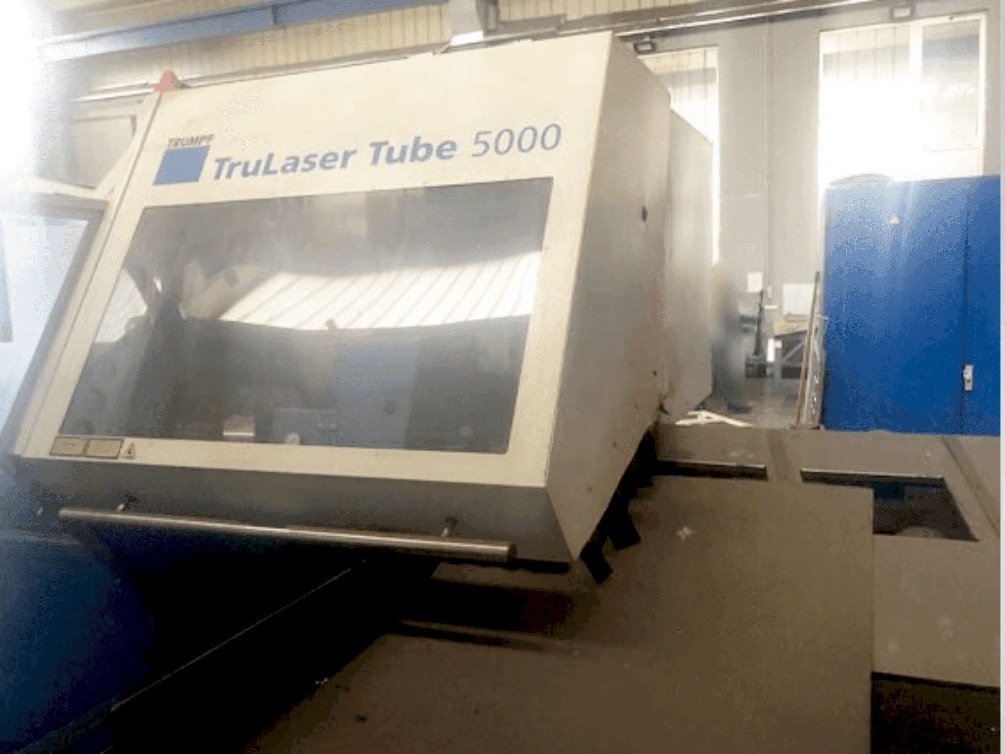 Vista frontal de la máquina TRUMPF tru laser tube 5000