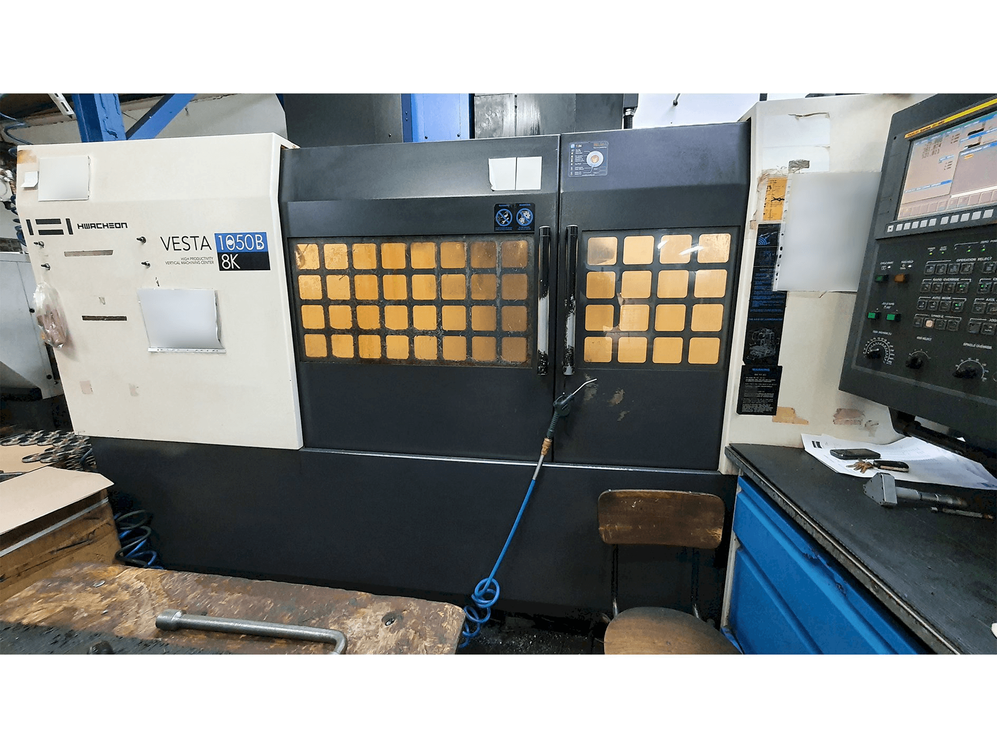 Vista frontal de la máquina HWACHEON VESTA-1050B